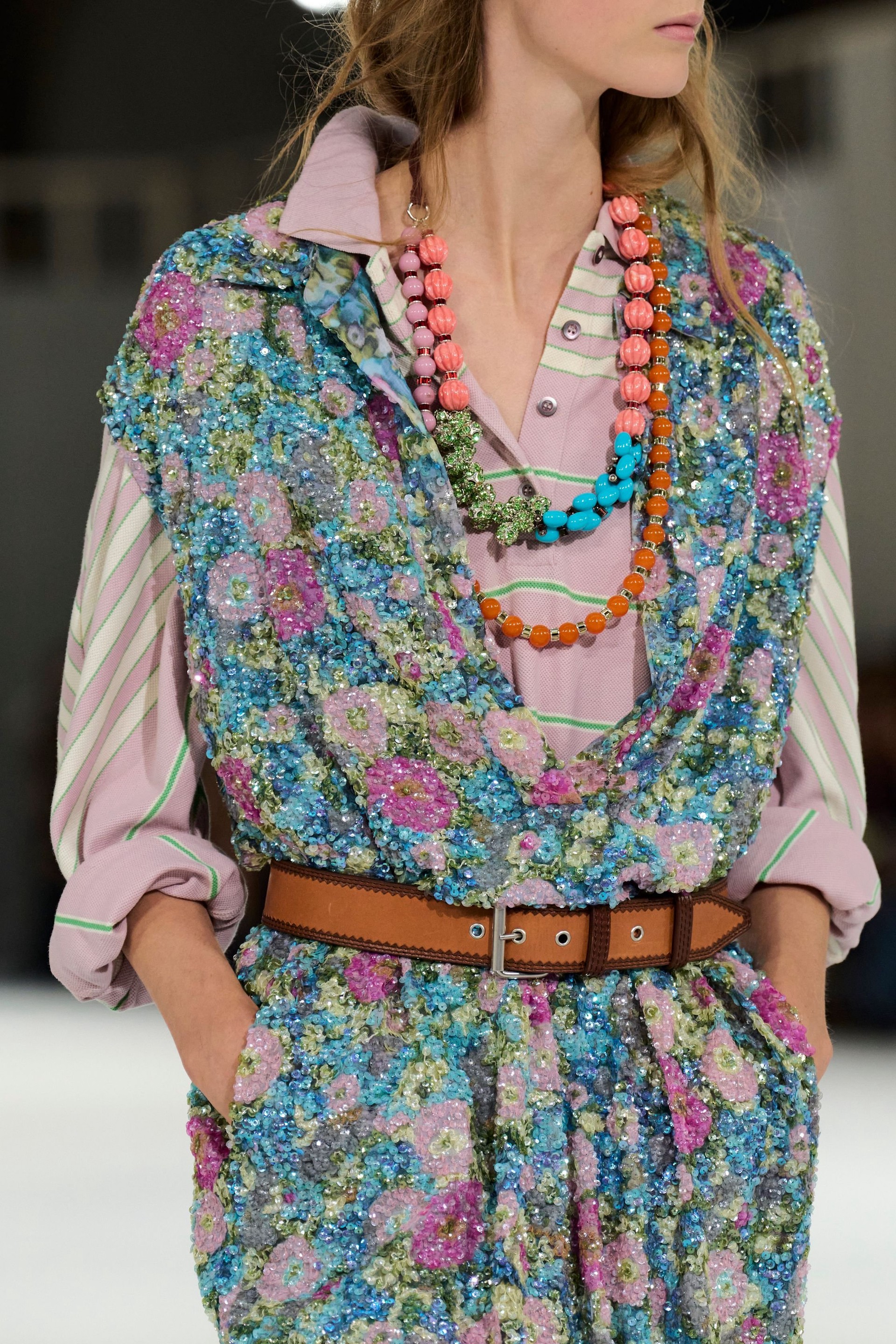 Hinh anh Dries Van Noten Xuân Hè 2027: “Nữ minh tinh” toả sáng trên đường phố 35