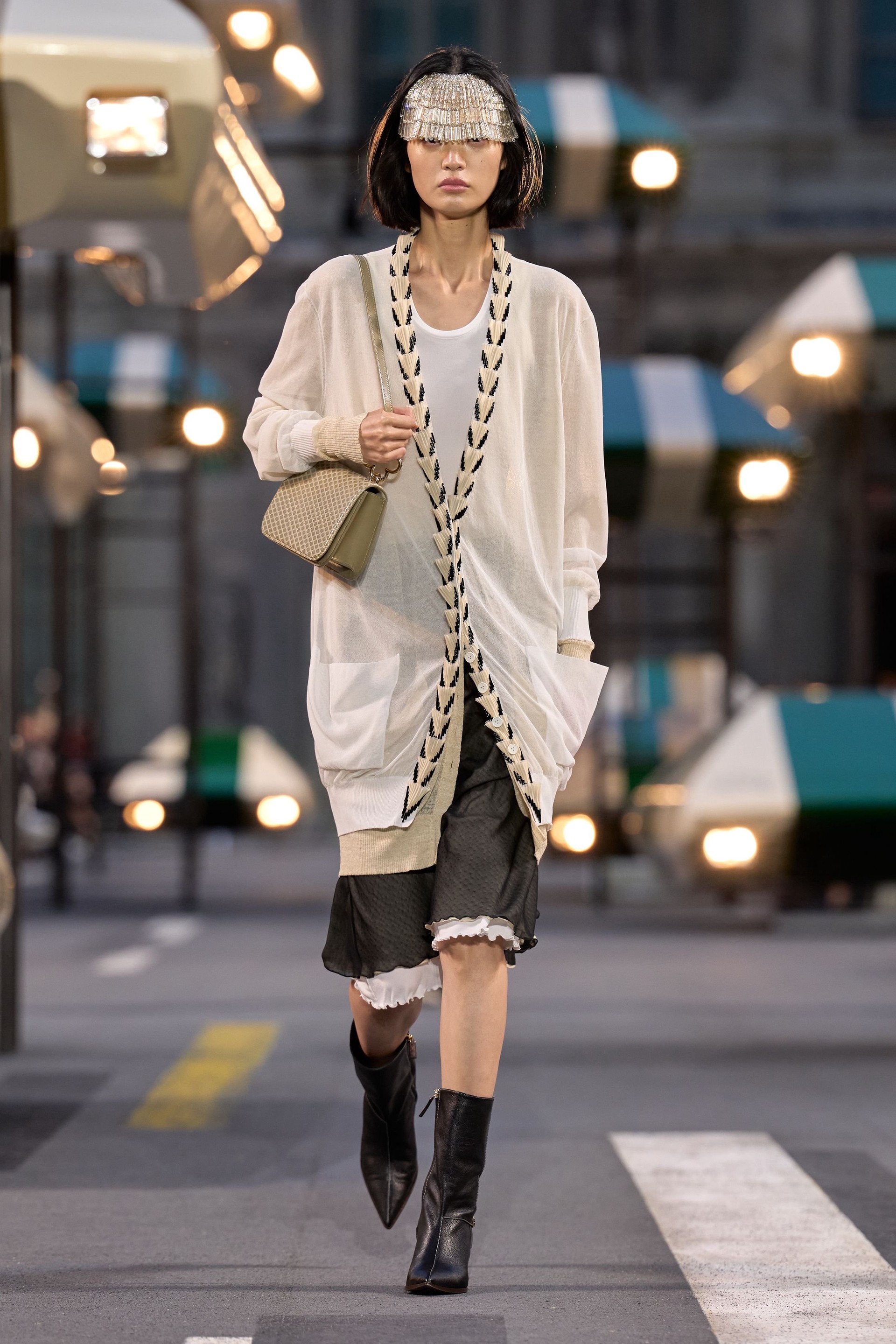 Hinh anh Louis Vuitton Spring/Summer 2027: Quá khứ, hiện tại và tương lai sóng bước trên đại lộ thời gian 24