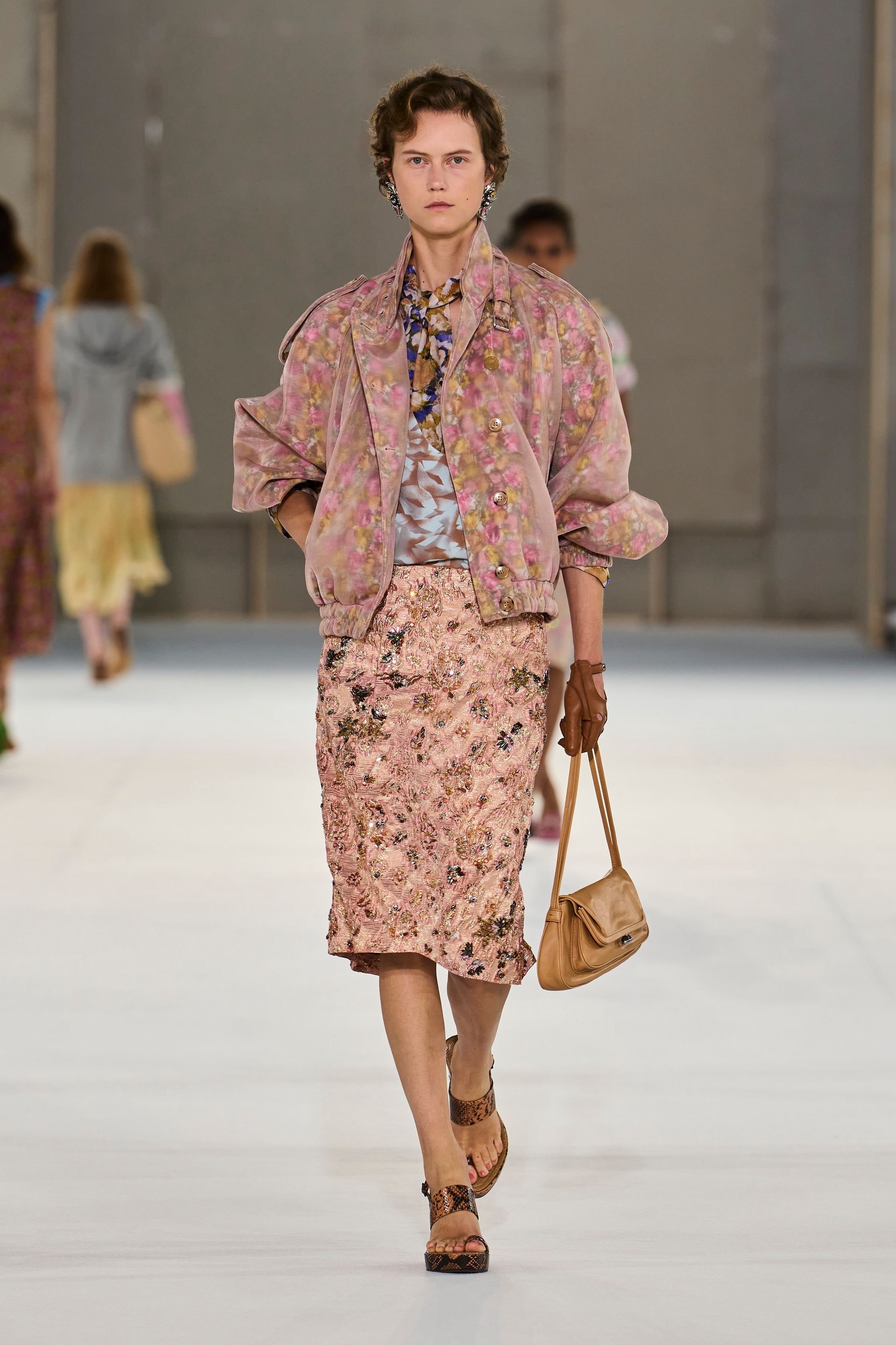 Hinh anh Dries Van Noten Xuân Hè 2027: “Nữ minh tinh” toả sáng trên đường phố 4