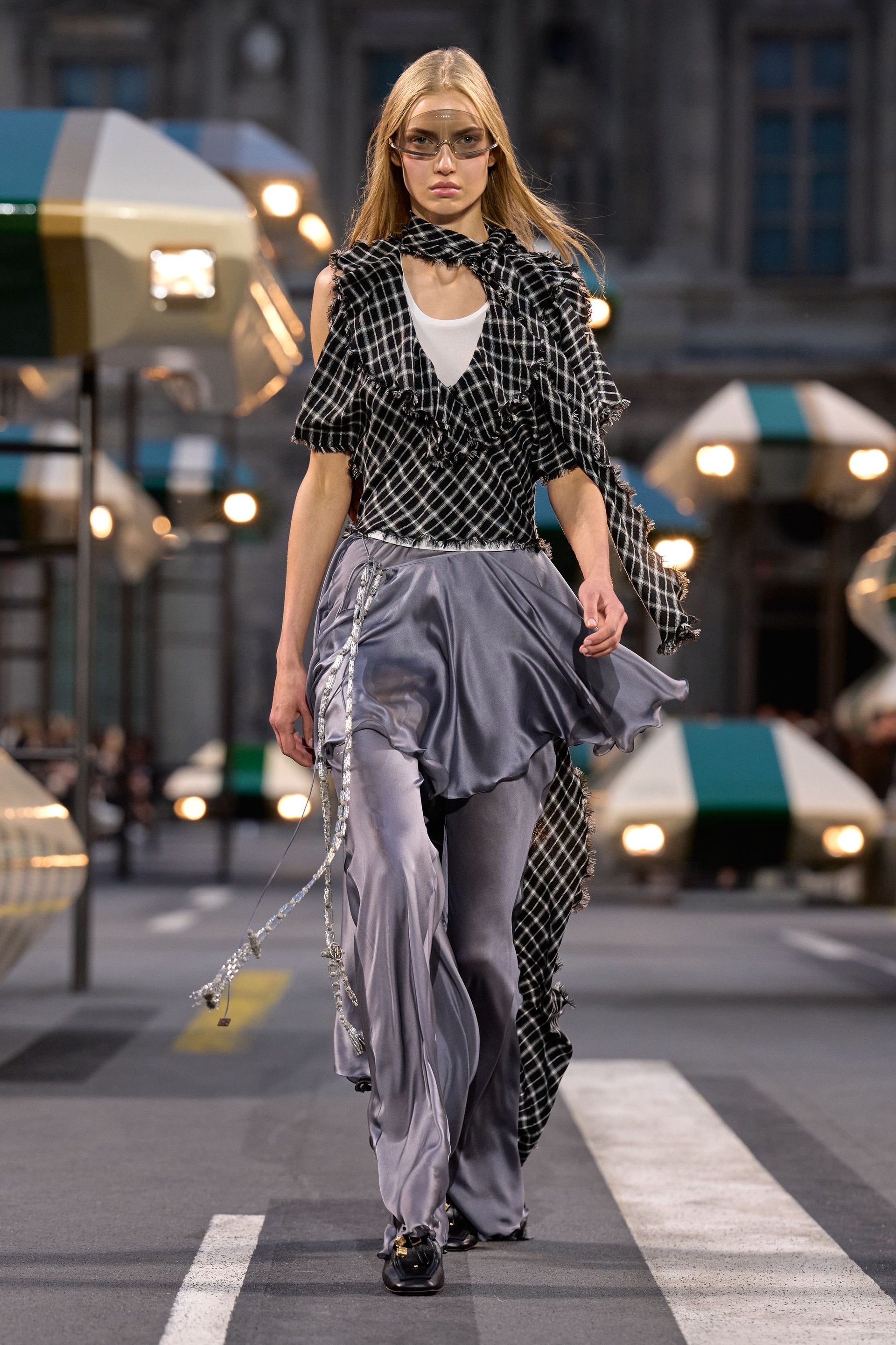 Hinh anh Louis Vuitton Spring/Summer 2027: Quá khứ, hiện tại và tương lai sóng bước trên đại lộ thời gian 29