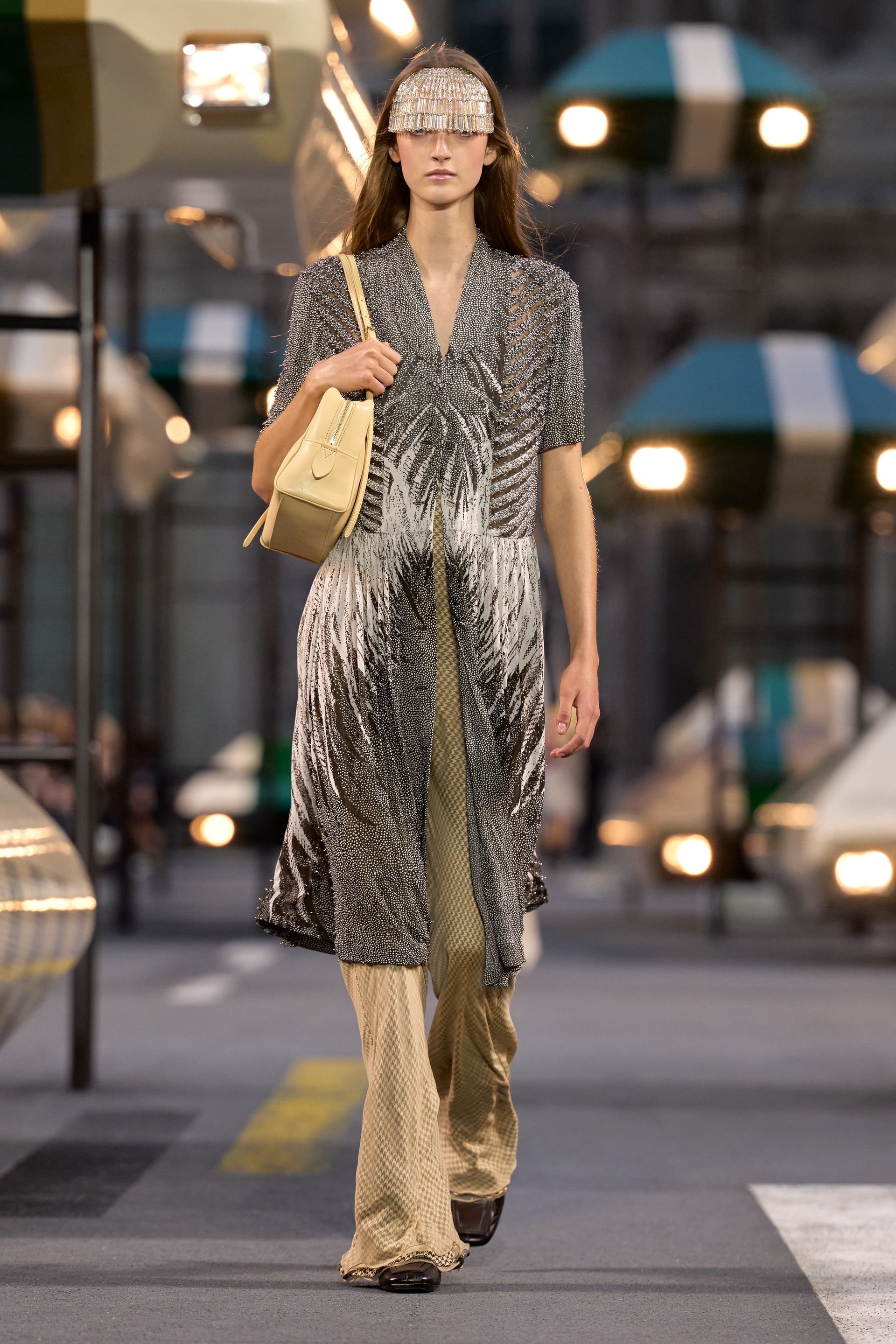 Hinh anh Louis Vuitton Spring/Summer 2027: Quá khứ, hiện tại và tương lai sóng bước trên đại lộ thời gian 16