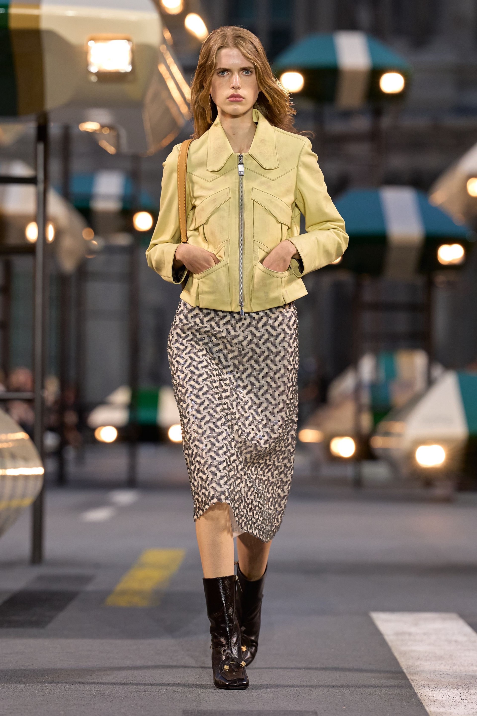 Hinh anh Louis Vuitton Spring/Summer 2027: Quá khứ, hiện tại và tương lai sóng bước trên đại lộ thời gian 21