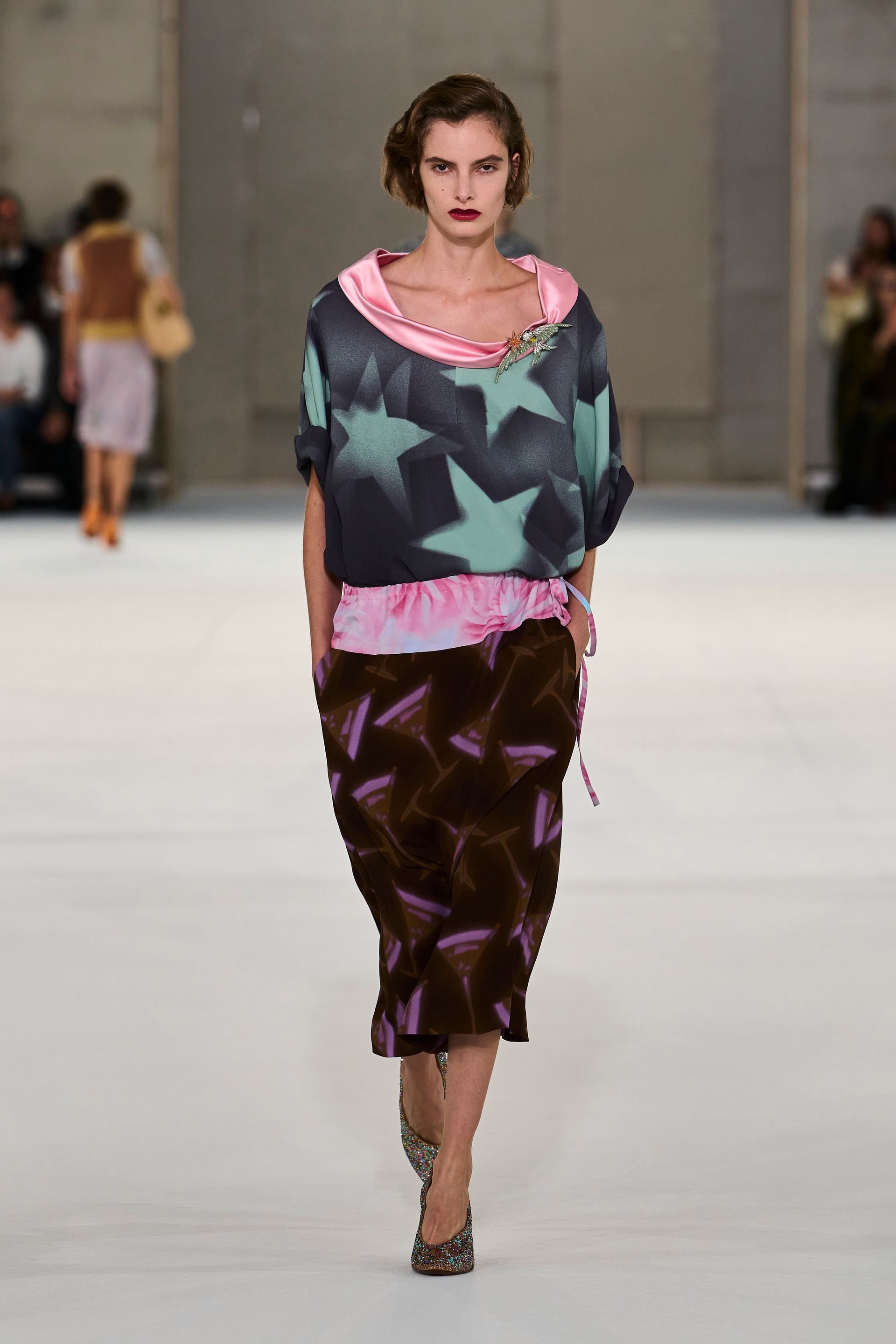 Hinh anh Dries Van Noten Xuân Hè 2027: “Nữ minh tinh” toả sáng trên đường phố 19