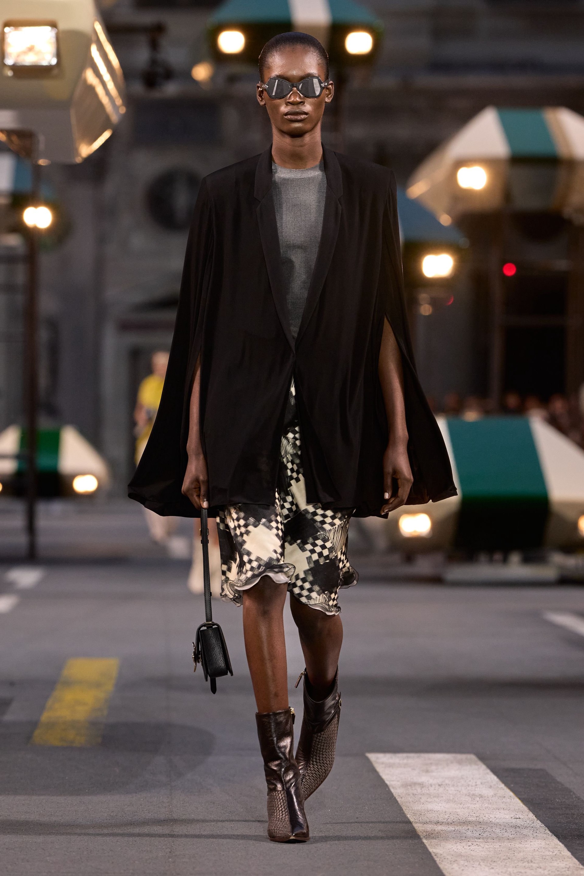 Hinh anh Louis Vuitton Spring/Summer 2027: Quá khứ, hiện tại và tương lai sóng bước trên đại lộ thời gian 33