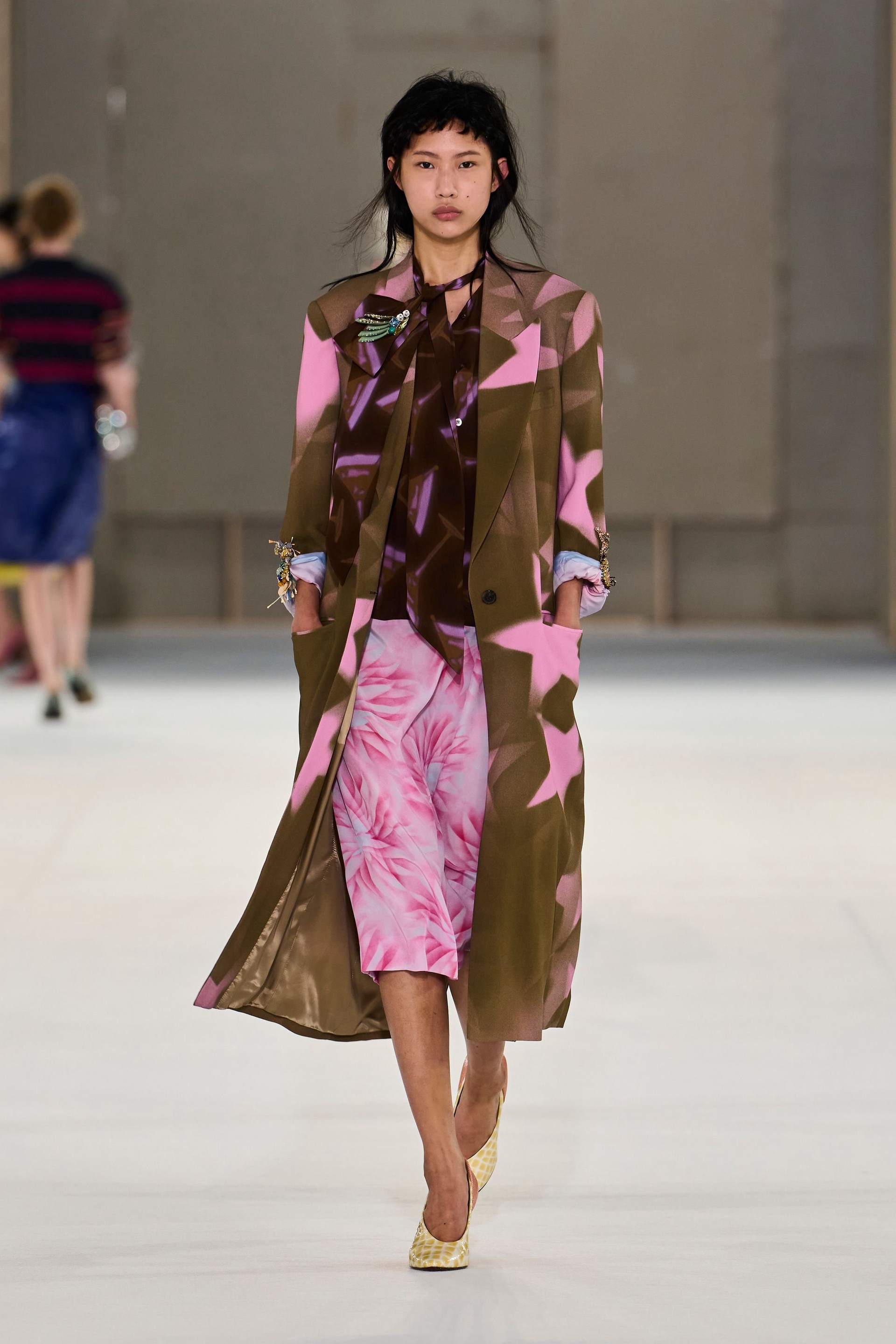 Hinh anh Dries Van Noten Xuân Hè 2027: “Nữ minh tinh” toả sáng trên đường phố 16
