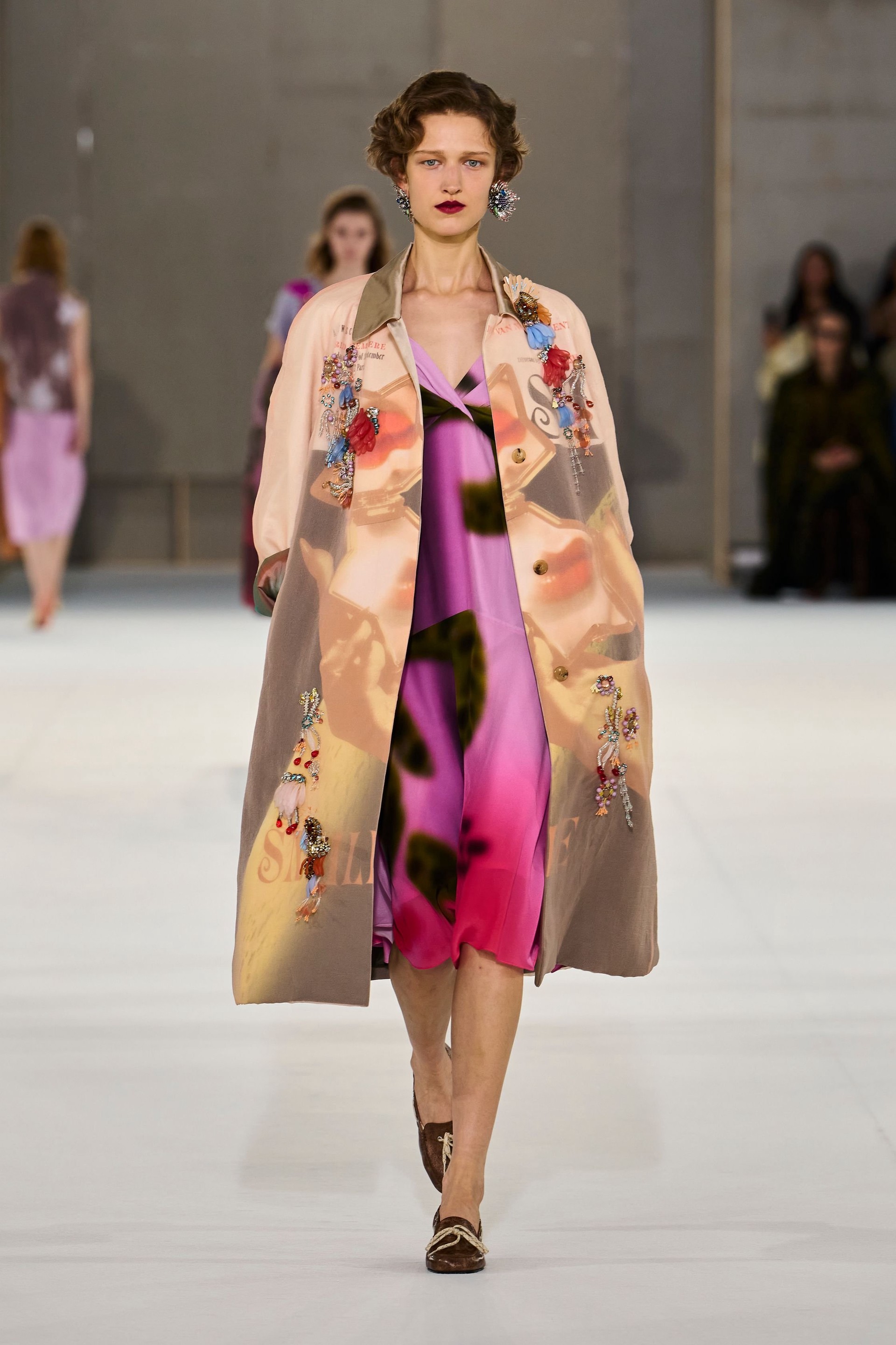 Hinh anh Dries Van Noten Xuân Hè 2027: “Nữ minh tinh” toả sáng trên đường phố 9