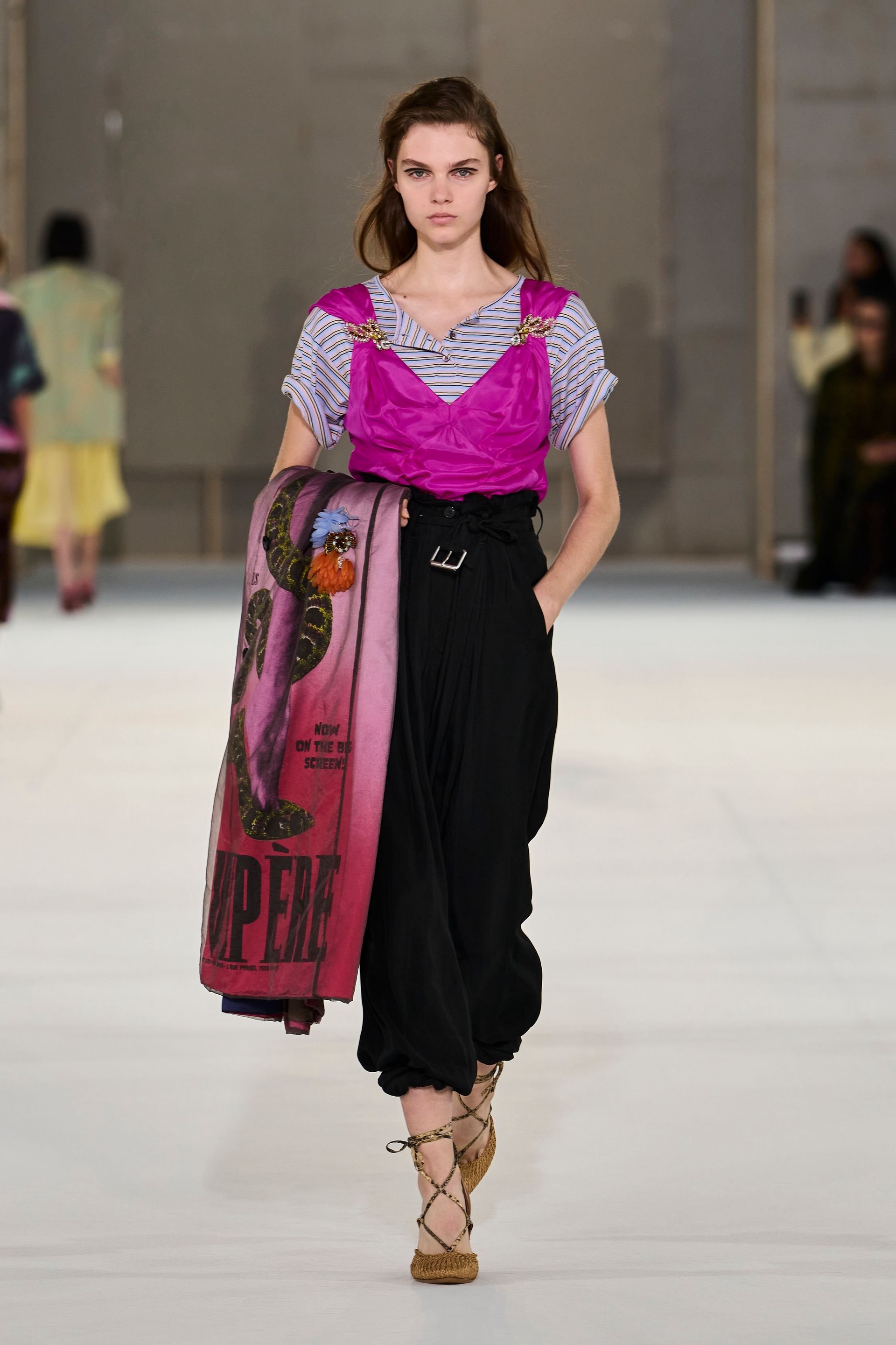 Hinh anh Dries Van Noten Xuân Hè 2027: “Nữ minh tinh” toả sáng trên đường phố 24