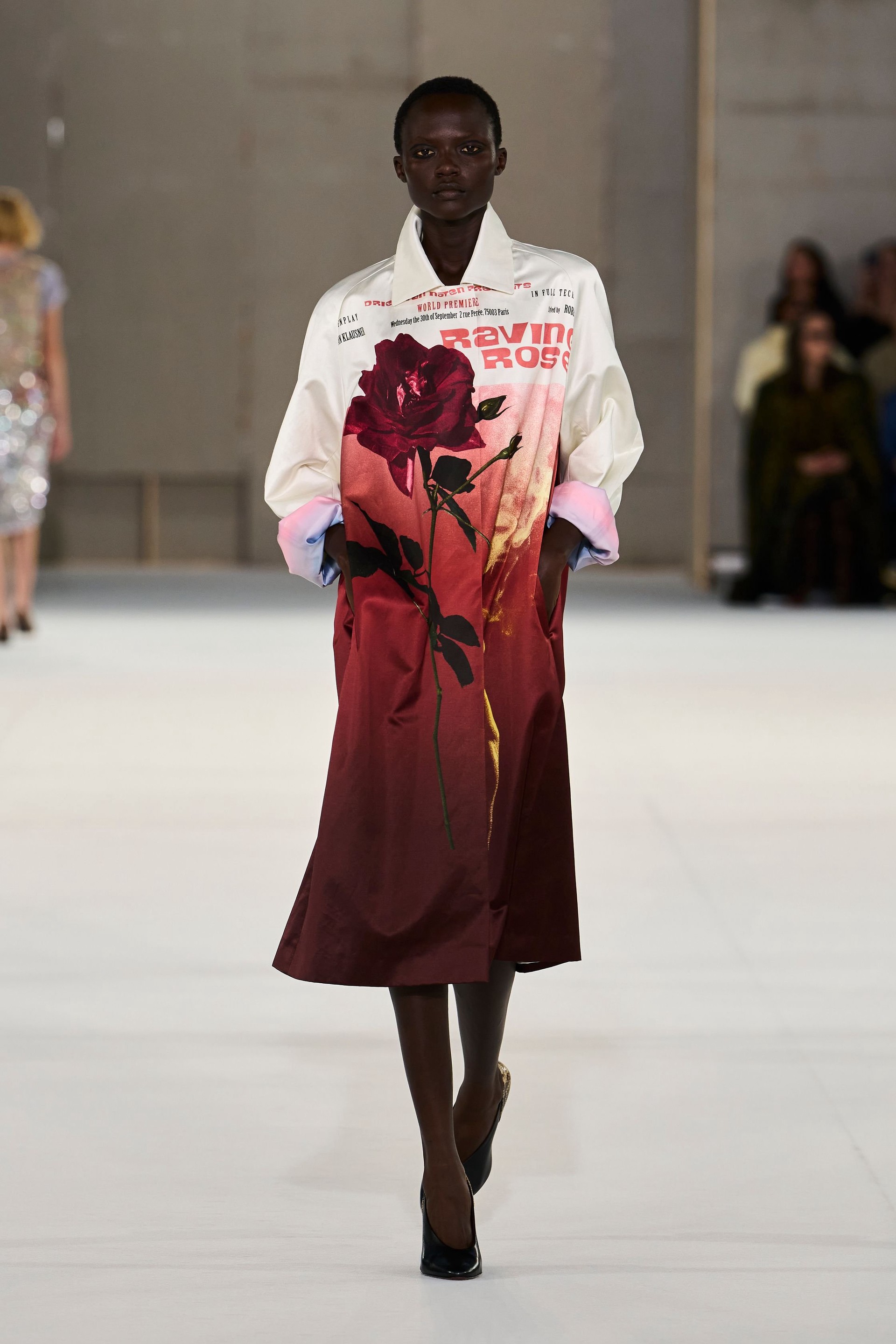 Hinh anh Dries Van Noten Xuân Hè 2027: “Nữ minh tinh” toả sáng trên đường phố 11