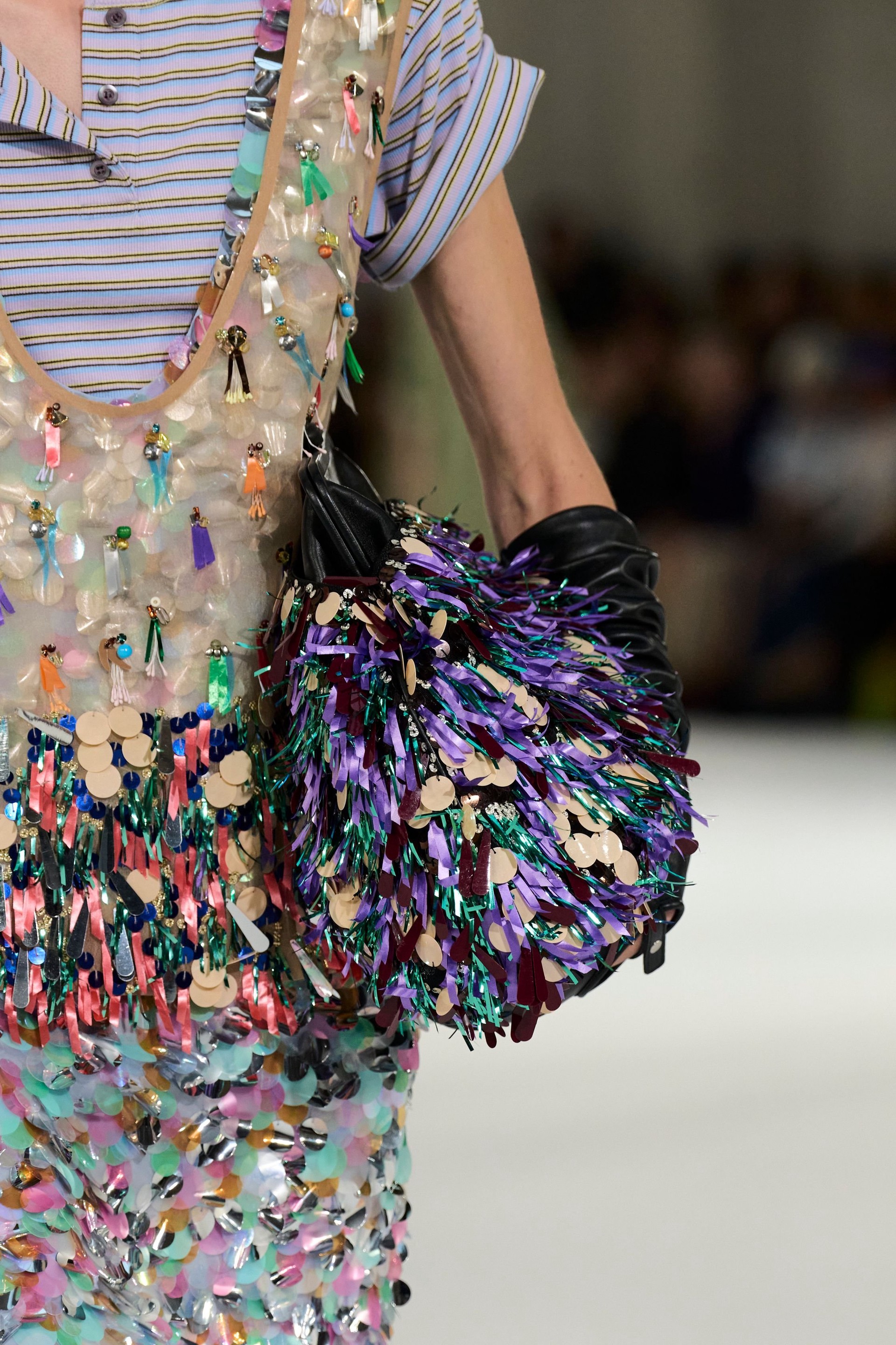 Hinh anh Dries Van Noten Xuân Hè 2027: “Nữ minh tinh” toả sáng trên đường phố 48