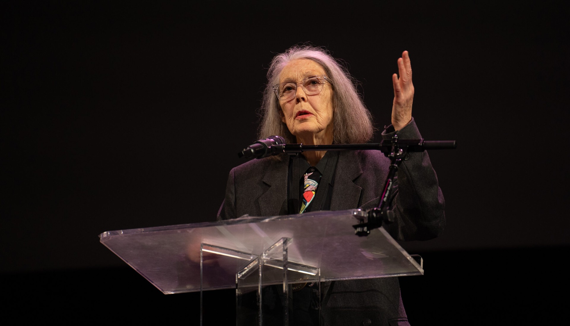 Hinh anh Anne Carson không chỉ là người “khai quật” thông qua dịch thuật, mà còn “trang trí”, làm chúng phát ánh lân quang qua việc đồng sáng tạo, đặt ra những nhãn quan mới với các lăng kính vô cùng đặc biệt. 1