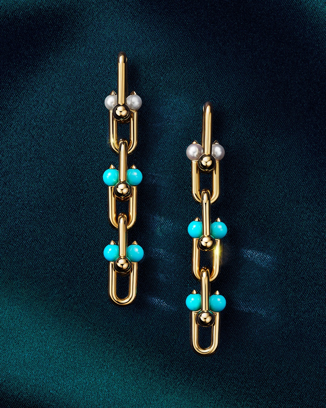 Hinh anh Tiffany & Co. điểm ánh ngọc trai Akoya trên mắt xích HardWear 4