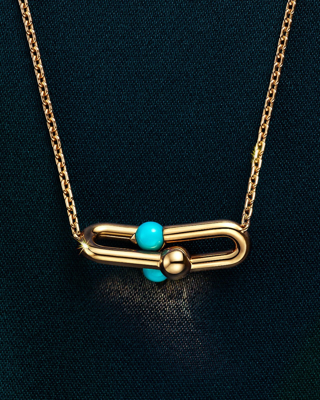 Hinh anh Tiffany & Co. điểm ánh ngọc trai Akoya trên mắt xích HardWear 1