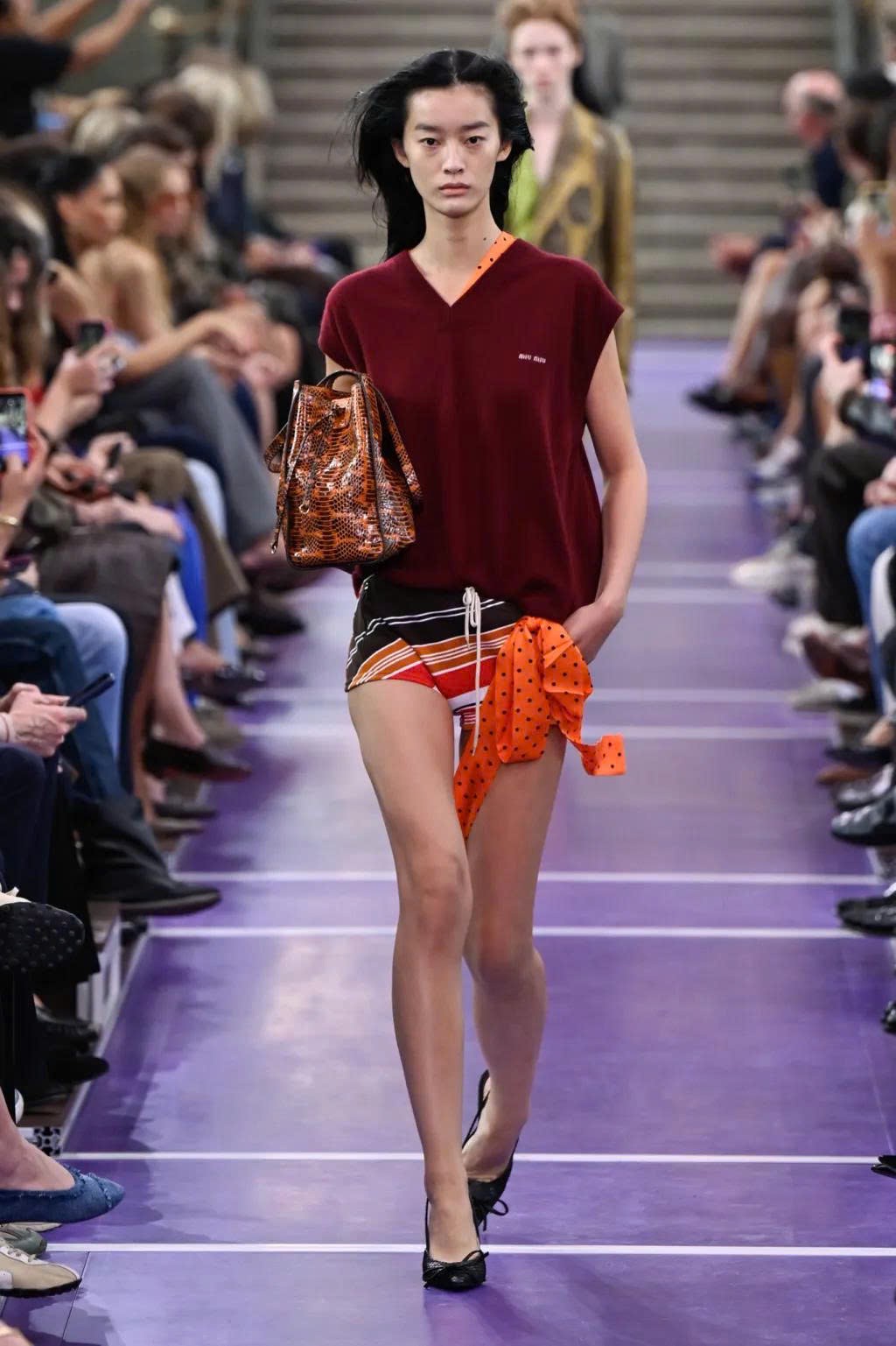 Hinh anh Miu Miu Spring/Summer 2027: Nghệ thuật làm mới những điều quen thuộc 19