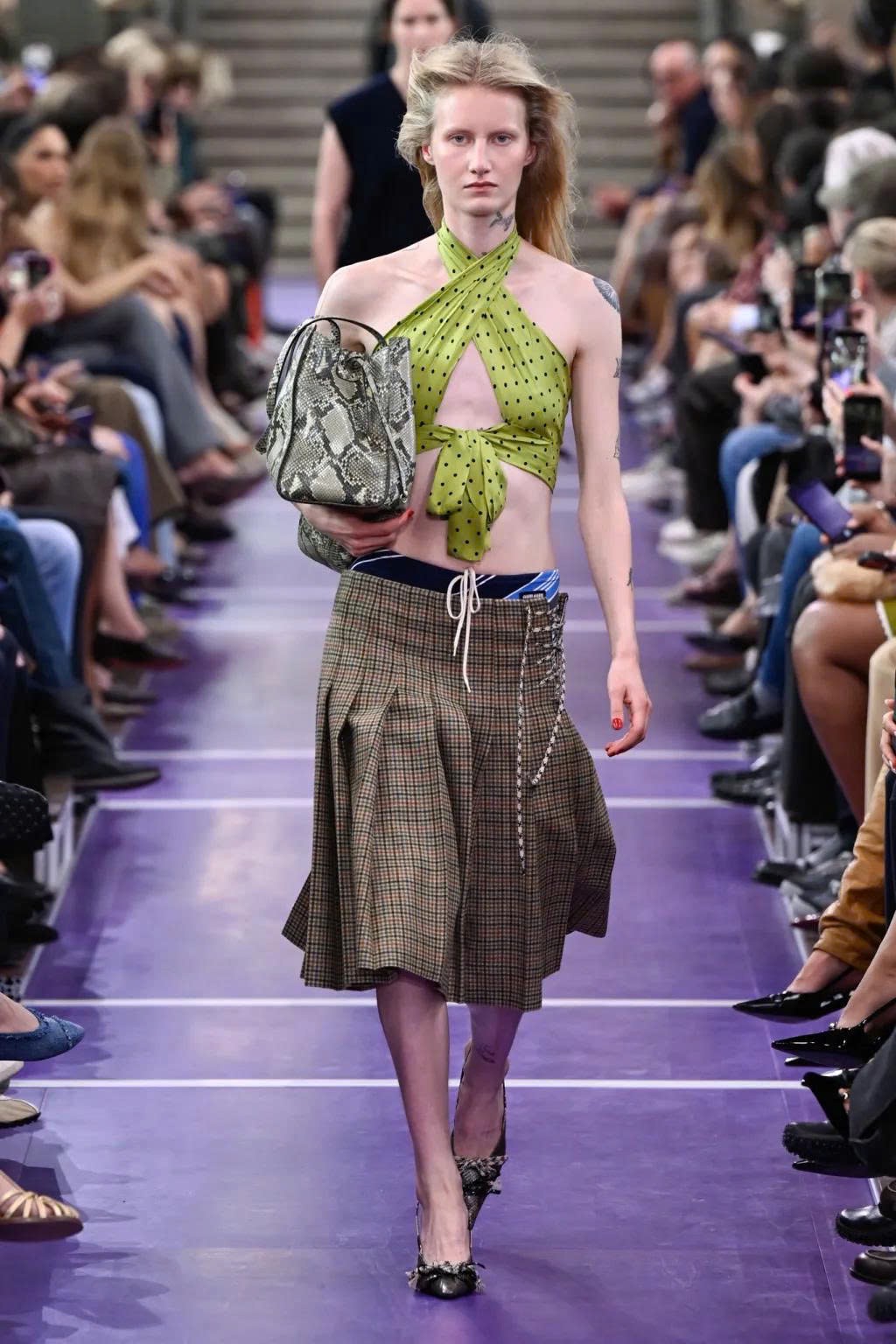 Hinh anh Miu Miu Spring/Summer 2027: Nghệ thuật làm mới những điều quen thuộc 29