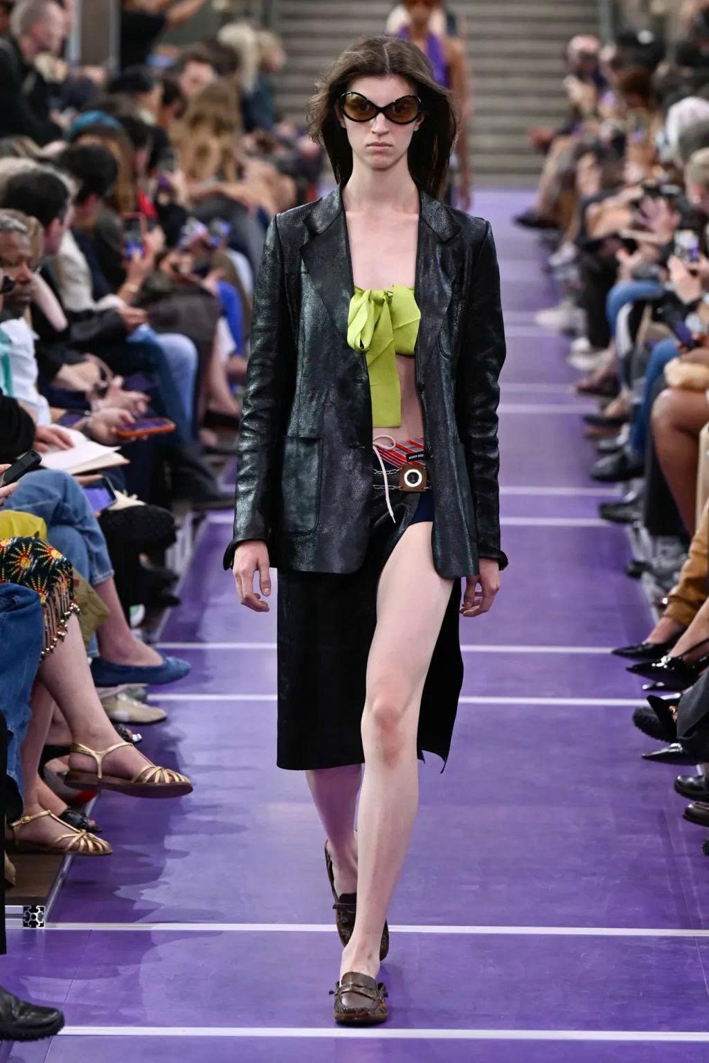 Hinh anh Miu Miu Spring/Summer 2027: Nghệ thuật làm mới những điều quen thuộc 25