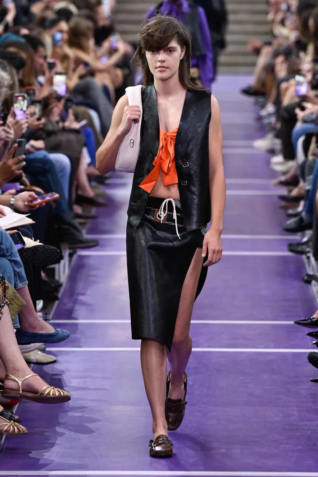 Hinh anh Miu Miu Spring/Summer 2027: Nghệ thuật làm mới những điều quen thuộc 31