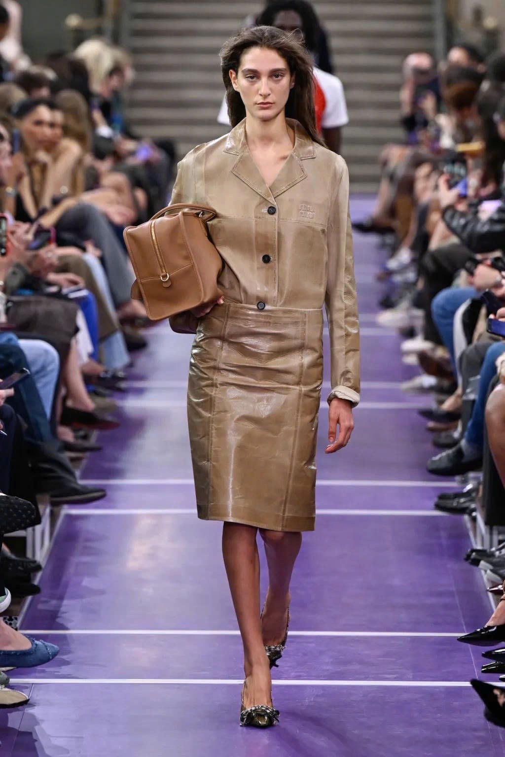 Hinh anh Miu Miu Spring/Summer 2027: Nghệ thuật làm mới những điều quen thuộc 36