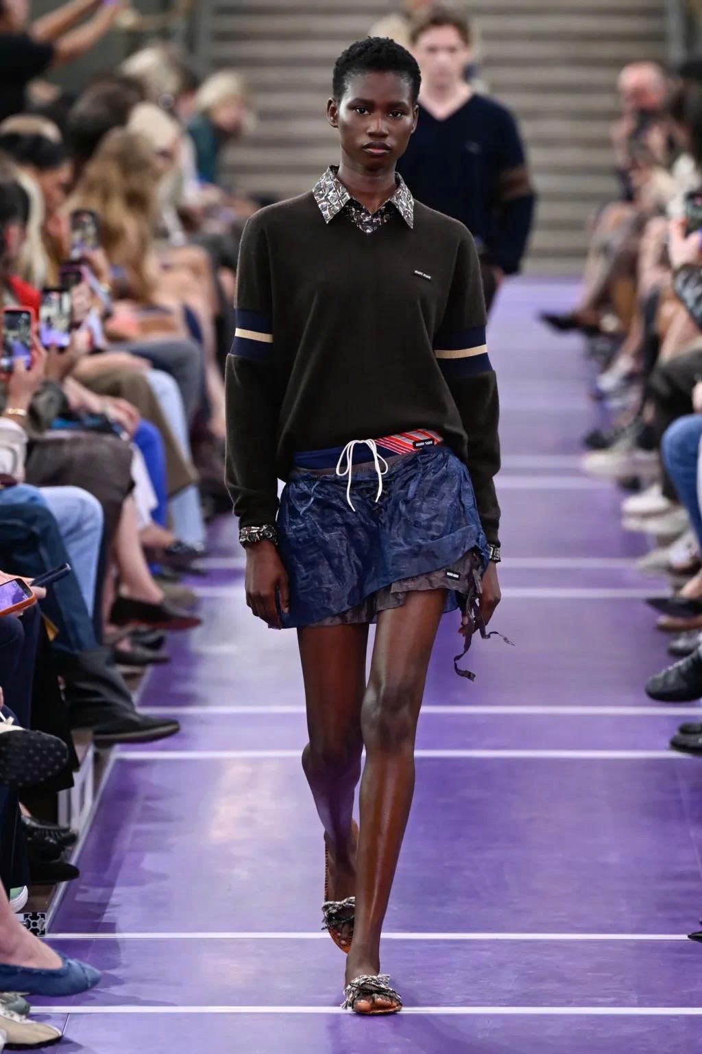Hinh anh Miu Miu Spring/Summer 2027: Nghệ thuật làm mới những điều quen thuộc 11