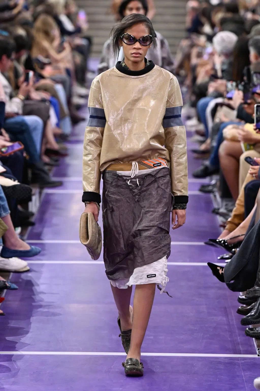 Hinh anh Miu Miu Spring/Summer 2027: Nghệ thuật làm mới những điều quen thuộc 38