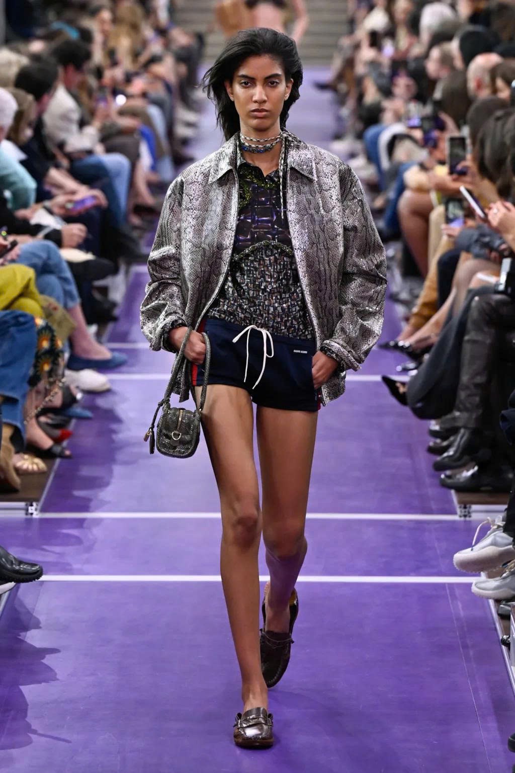 Hinh anh Miu Miu Spring/Summer 2027: Nghệ thuật làm mới những điều quen thuộc 9