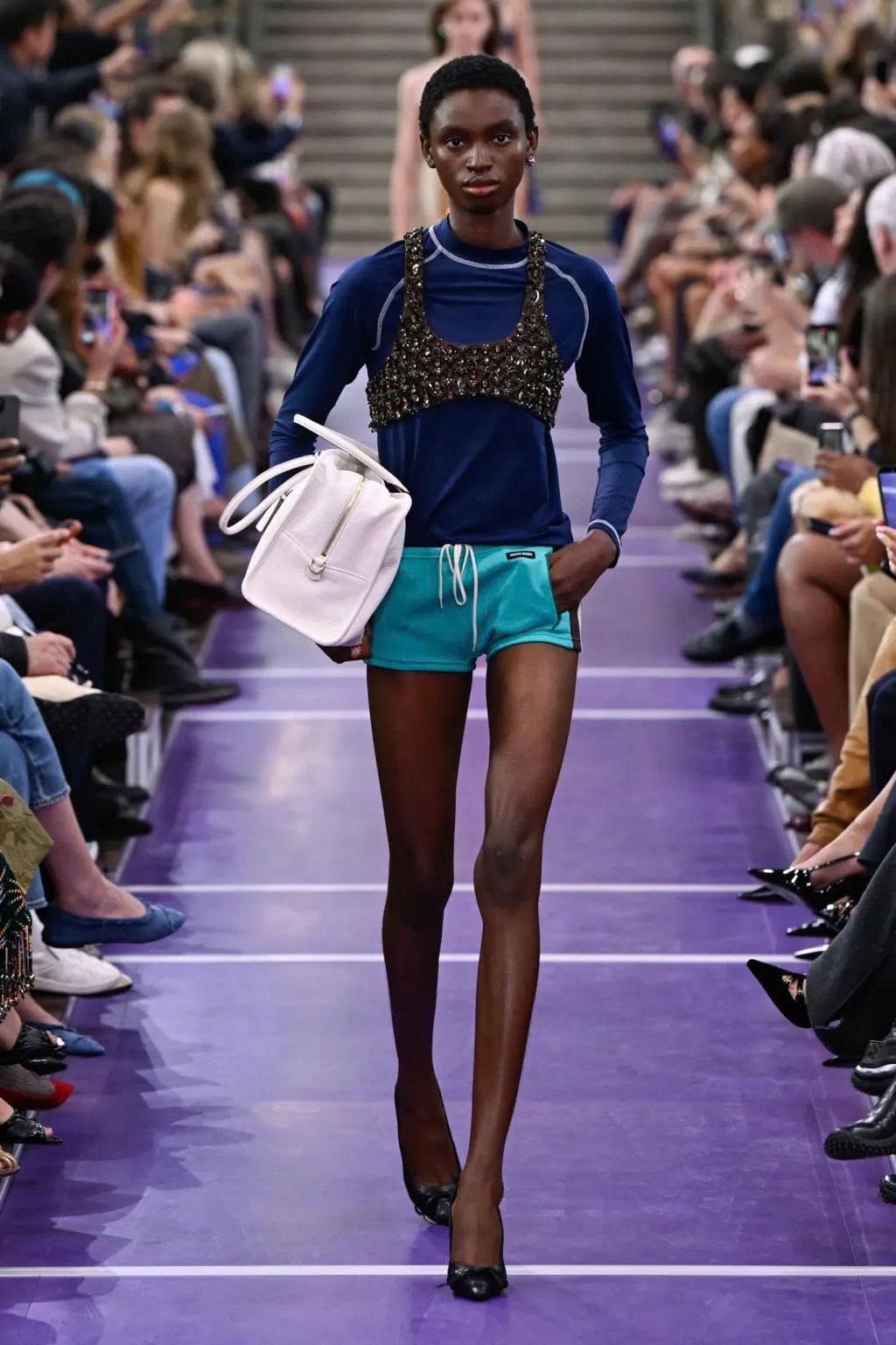 Hinh anh Miu Miu Spring/Summer 2027: Nghệ thuật làm mới những điều quen thuộc 6