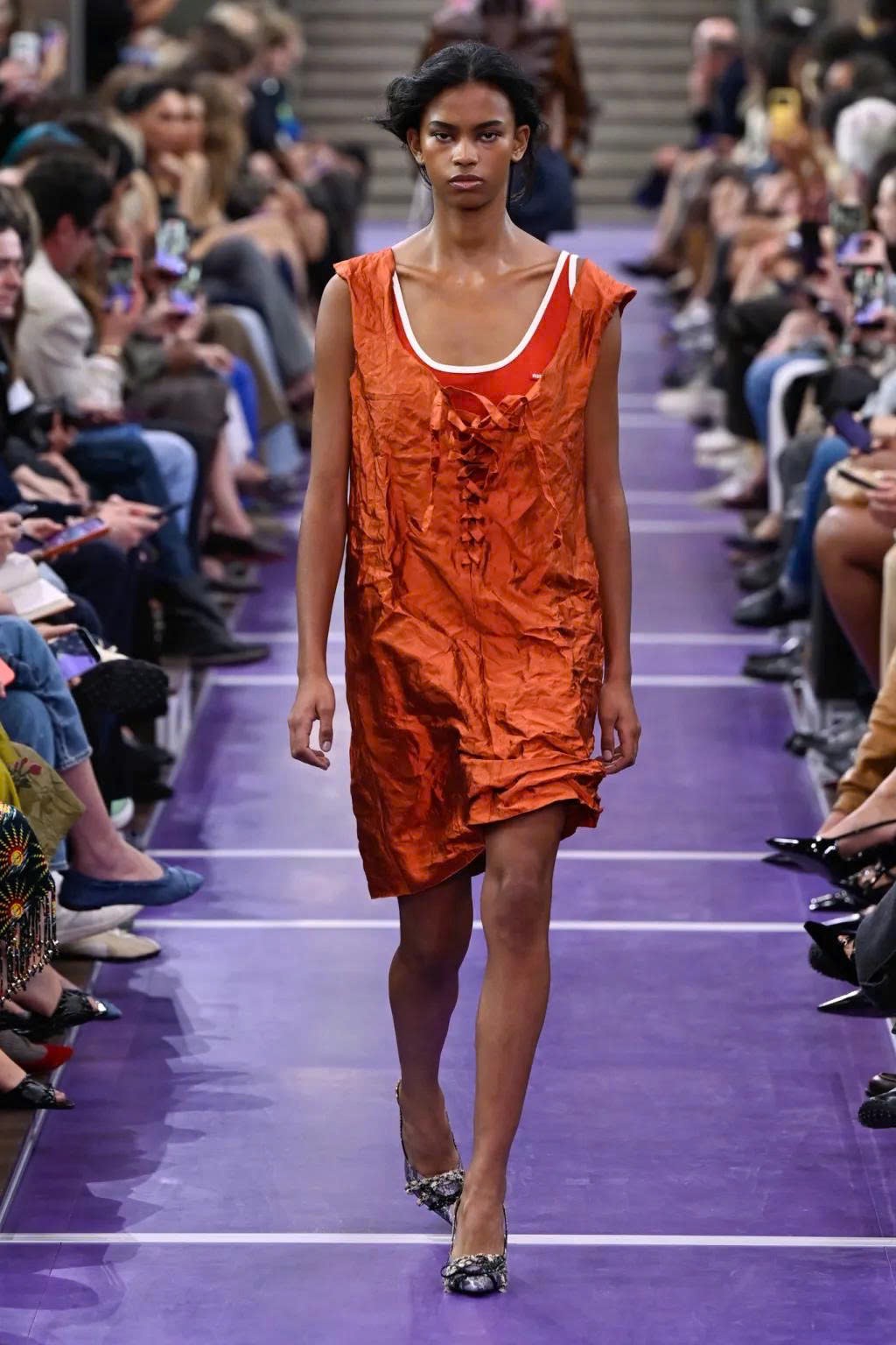 Hinh anh Miu Miu Spring/Summer 2027: Nghệ thuật làm mới những điều quen thuộc 18