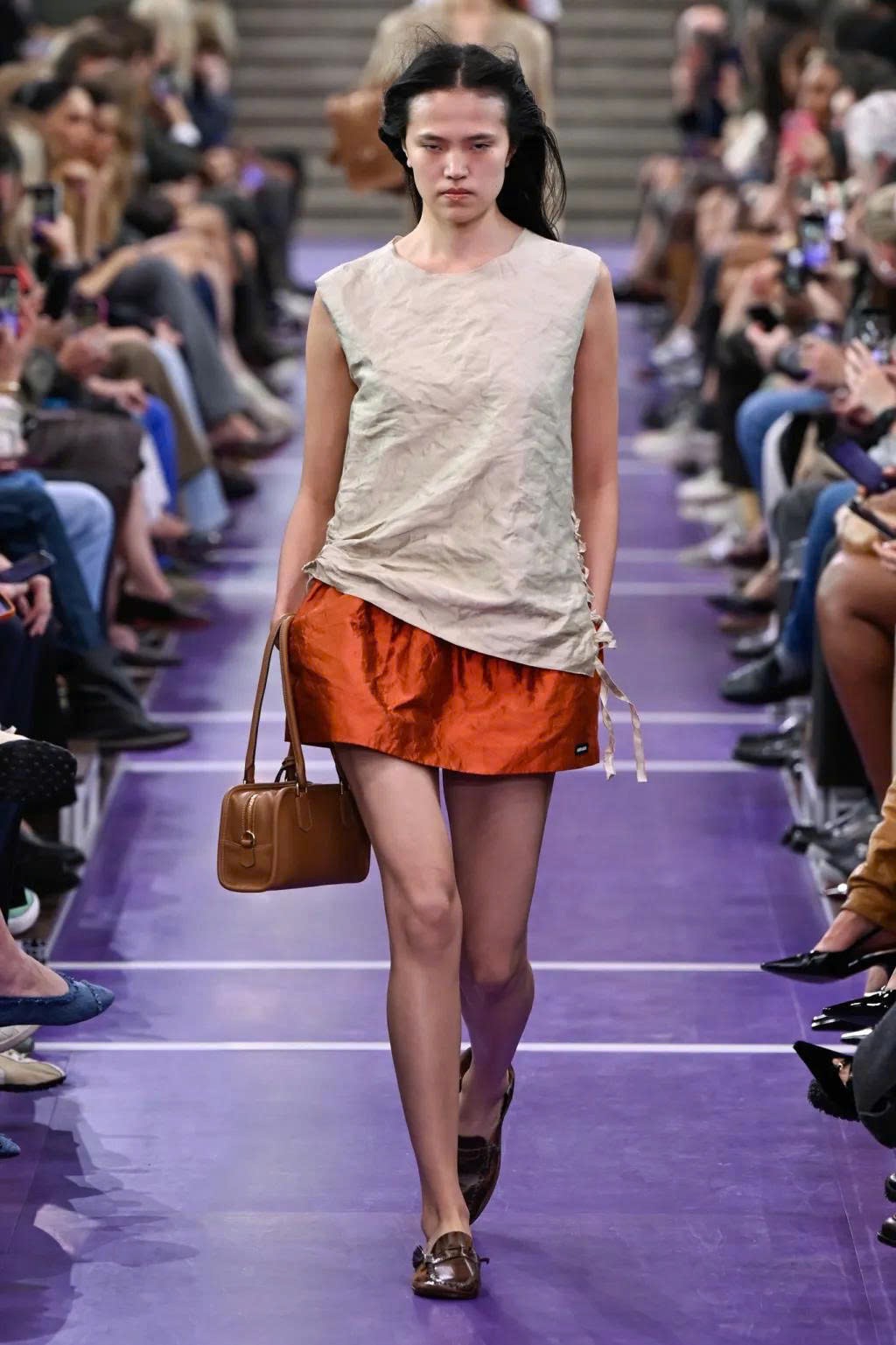 Hinh anh Miu Miu Spring/Summer 2027: Nghệ thuật làm mới những điều quen thuộc 37