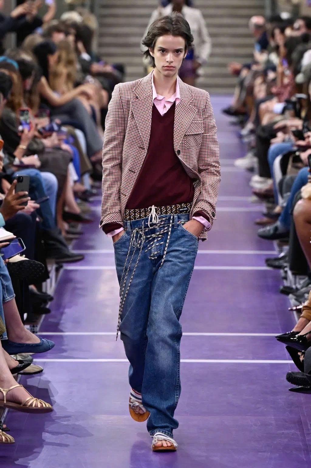 Hinh anh Miu Miu Spring/Summer 2027: Nghệ thuật làm mới những điều quen thuộc 23