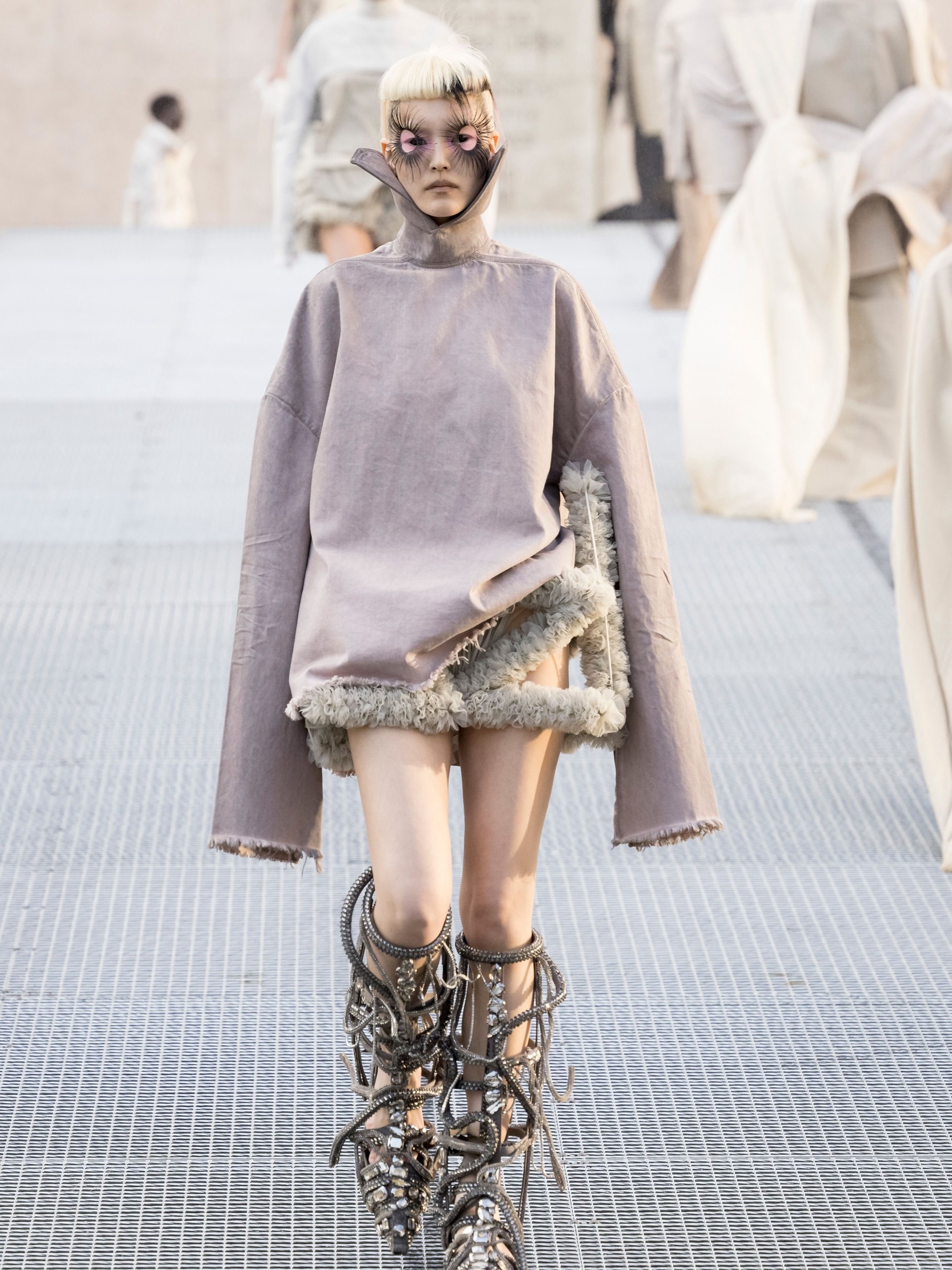 Hinh anh Những thế giới khác lạ tại Paris Fashion Week 4