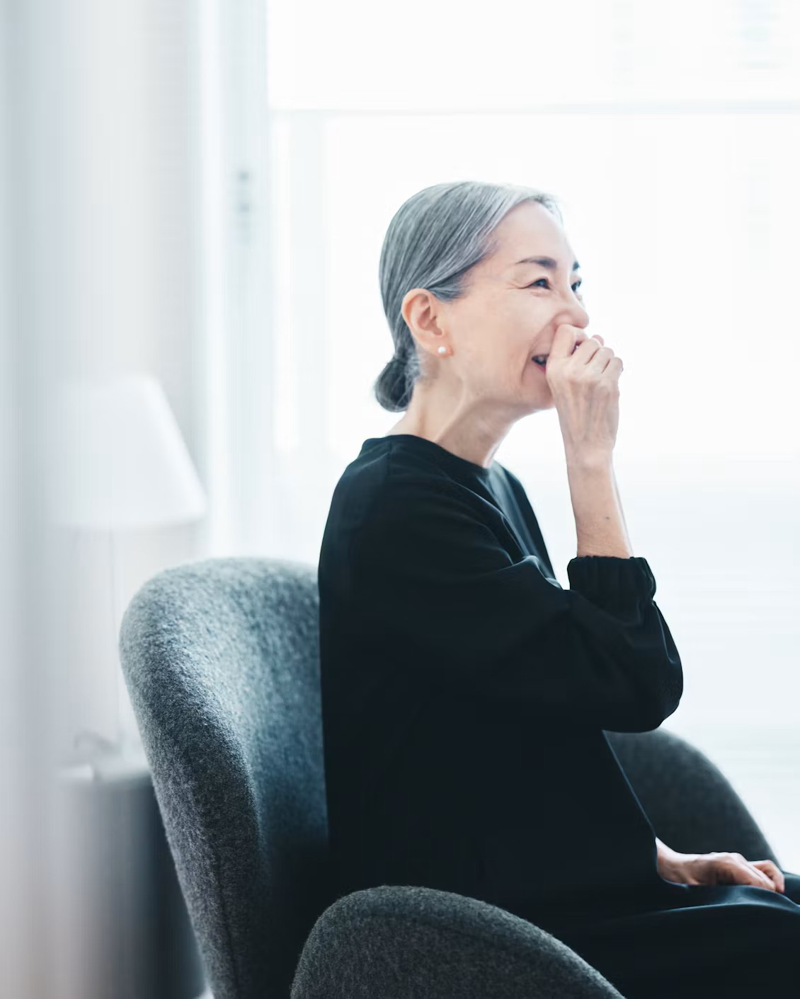 Hinh anh Vẻ đẹp của mái tóc bạc: Sức nặng của kỳ vọng ngoại hình lên phụ nữ 4