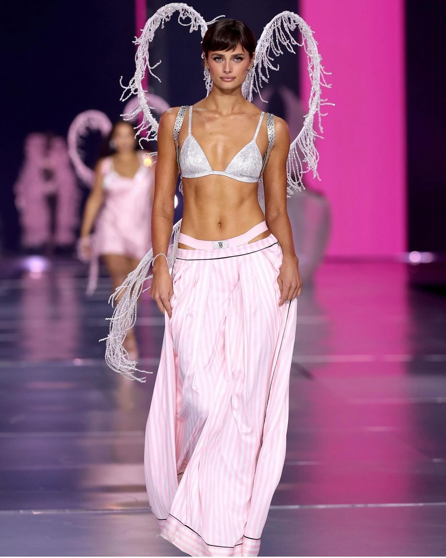 Hinh anh Bombshell hair: Mái tóc làm nên huyền thoại Victoria's Secret 11