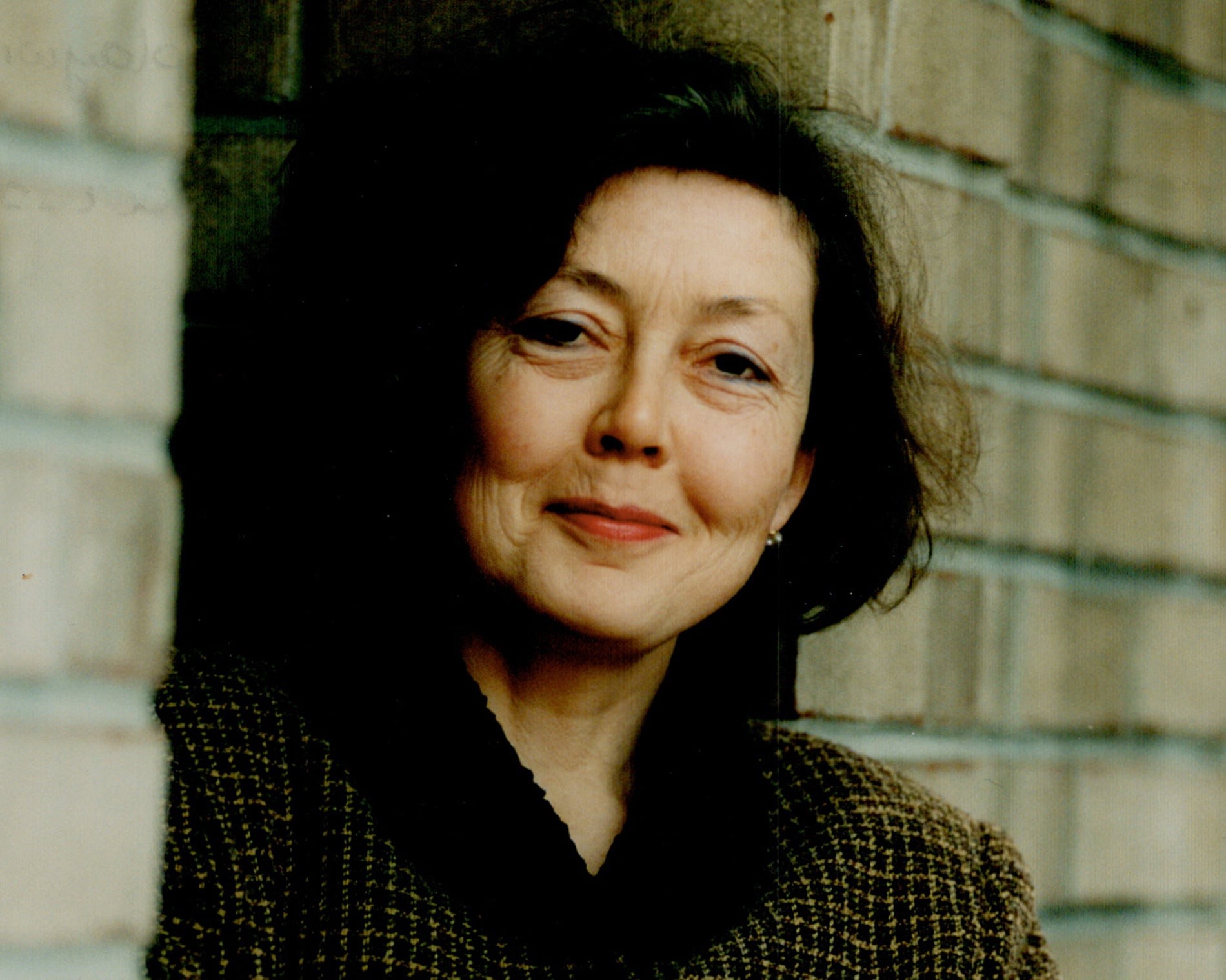 Hinh anh Anne Carson không chỉ là người “khai quật” thông qua dịch thuật, mà còn “trang trí”, làm chúng phát ánh lân quang qua việc đồng sáng tạo, đặt ra những nhãn quan mới với các lăng kính vô cùng đặc biệt. 4