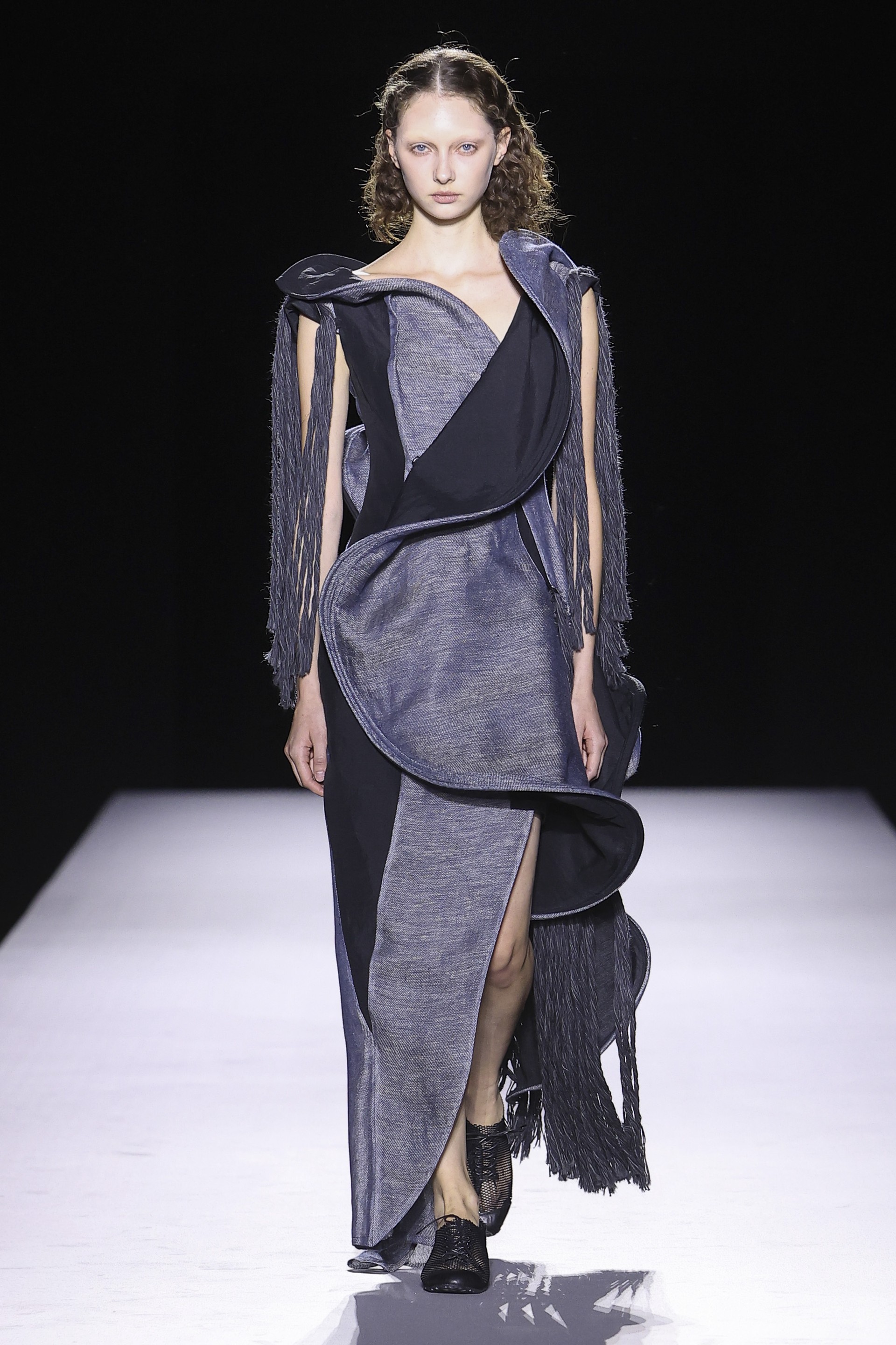 Hinh anh Yohji Yamamoto Xuân Hè 2027: Về với vải và sợi nơi áo quần khởi sinh 1