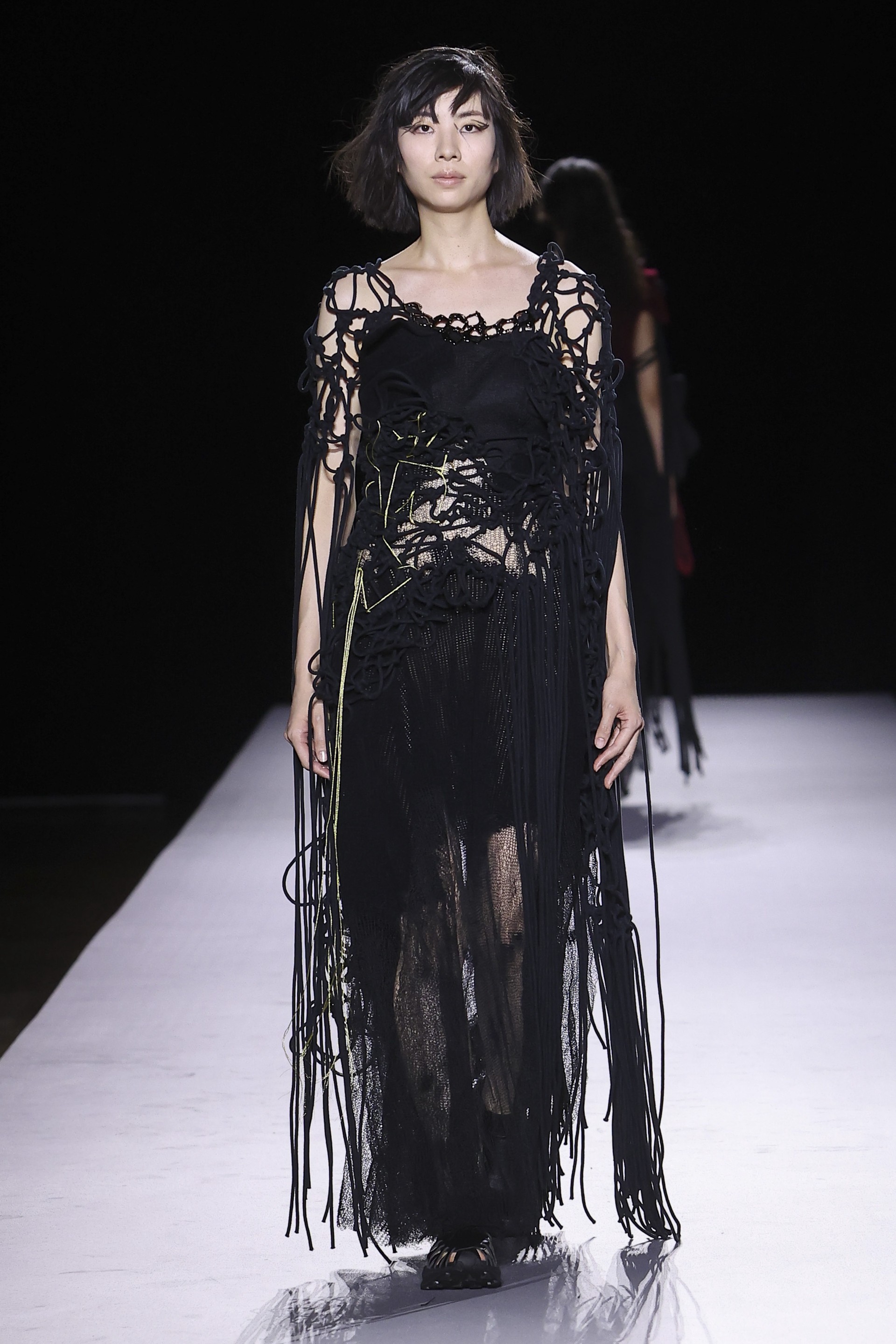 Hinh anh Yohji Yamamoto Xuân Hè 2027: Về với vải và sợi nơi áo quần khởi sinh 10