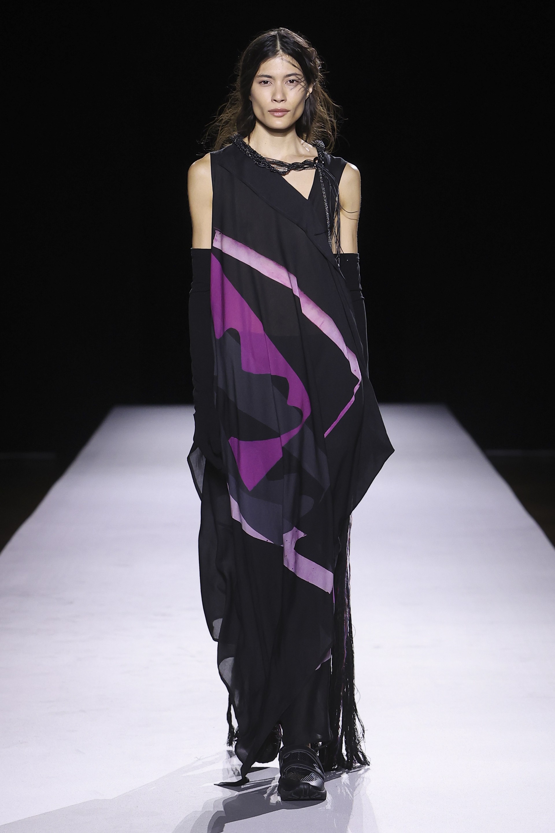 Hinh anh Yohji Yamamoto Xuân Hè 2027: Về với vải và sợi nơi áo quần khởi sinh 11