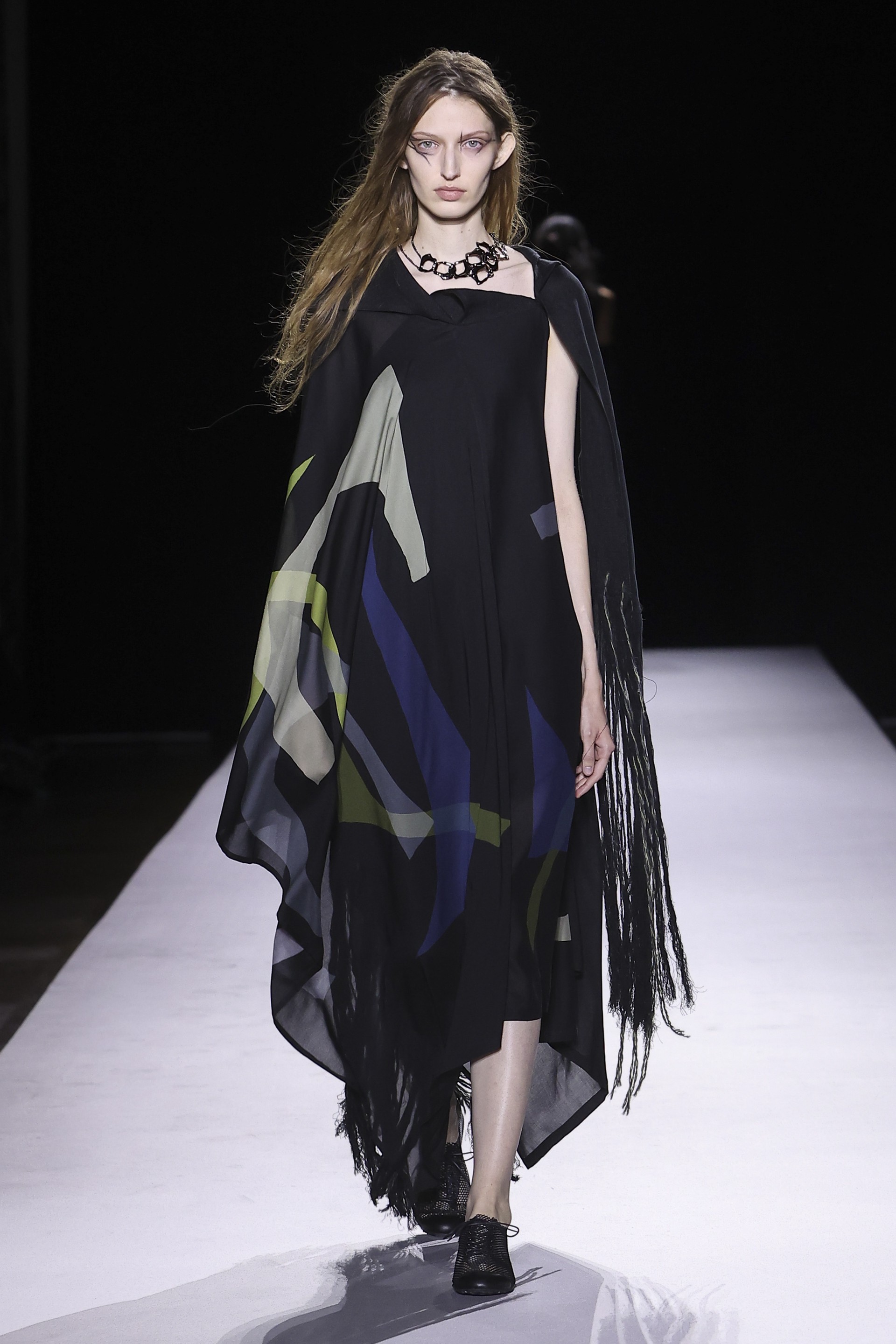 Hinh anh Yohji Yamamoto Xuân Hè 2027: Về với vải và sợi nơi áo quần khởi sinh 12