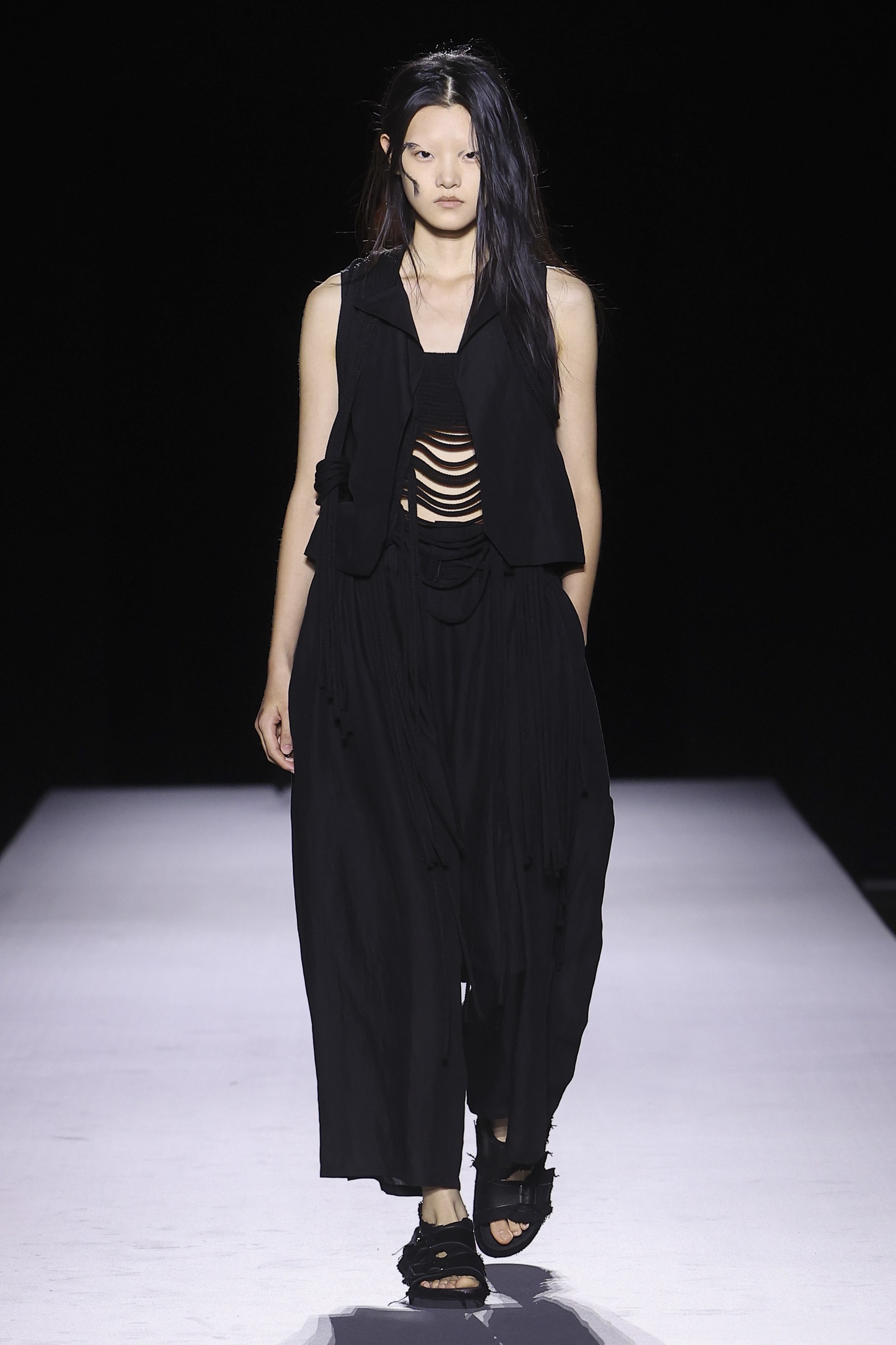 Hinh anh Yohji Yamamoto Xuân Hè 2027: Về với vải và sợi nơi áo quần khởi sinh 20