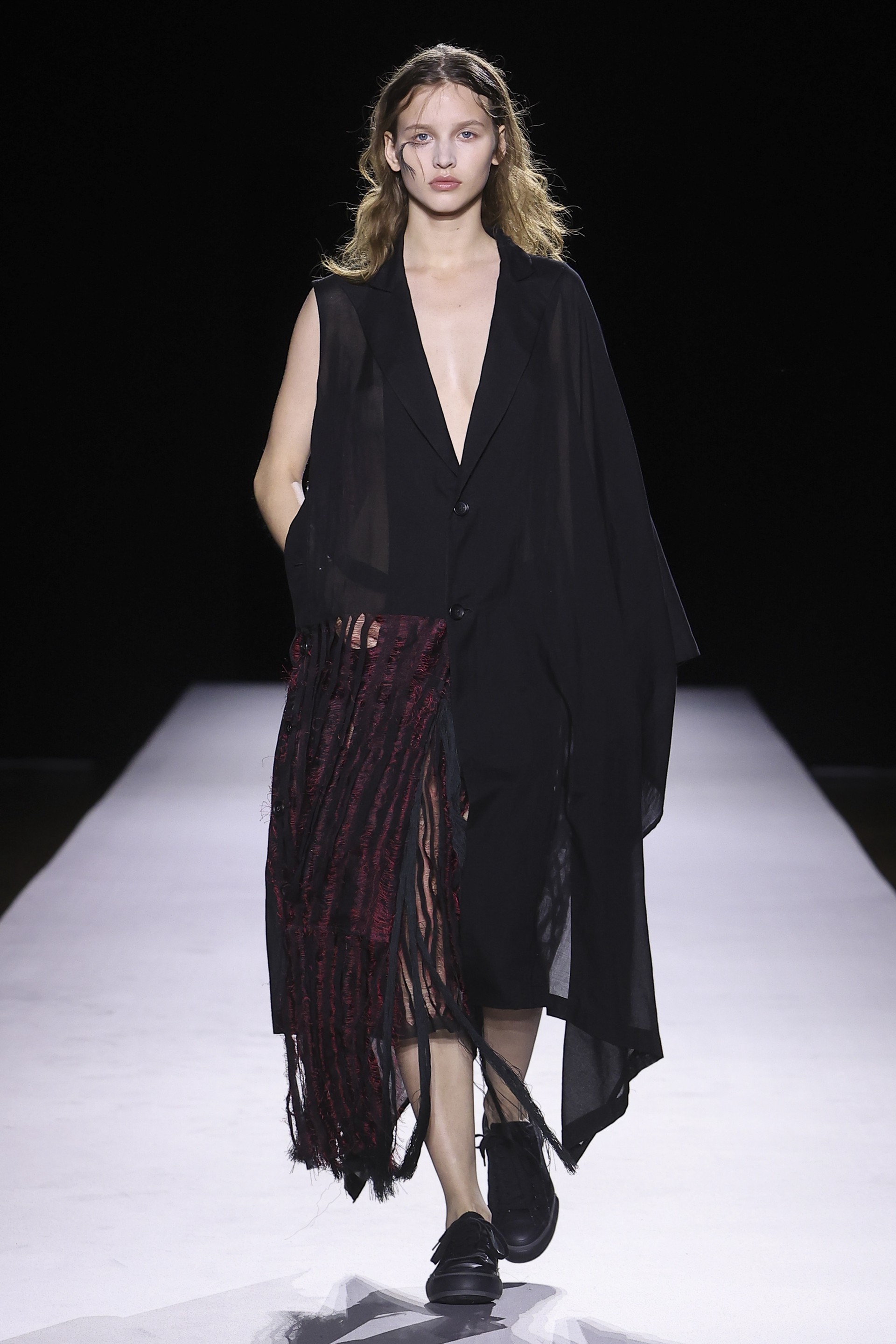 Hinh anh Yohji Yamamoto Xuân Hè 2027: Về với vải và sợi nơi áo quần khởi sinh 26