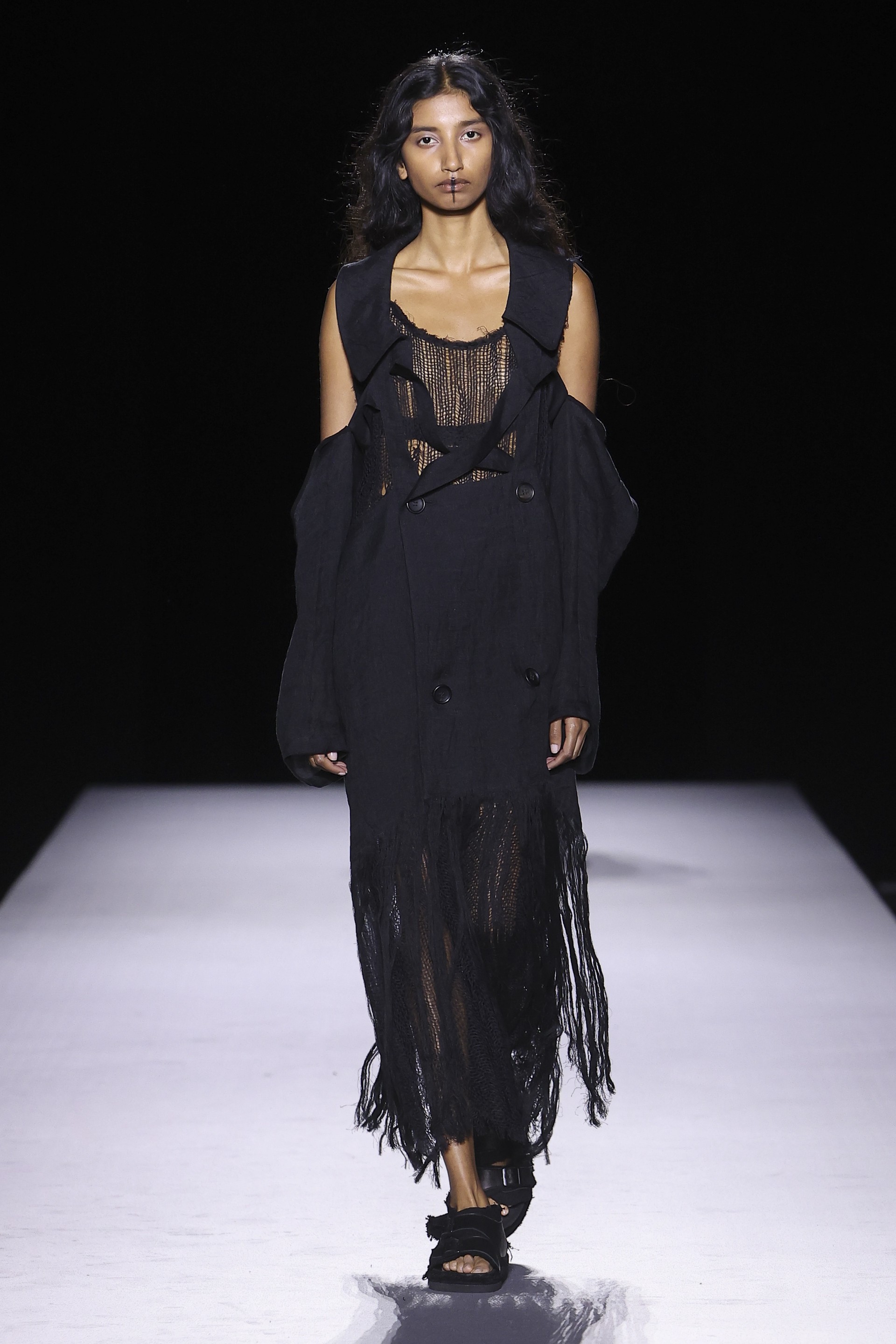 Hinh anh Yohji Yamamoto Xuân Hè 2027: Về với vải và sợi nơi áo quần khởi sinh 34