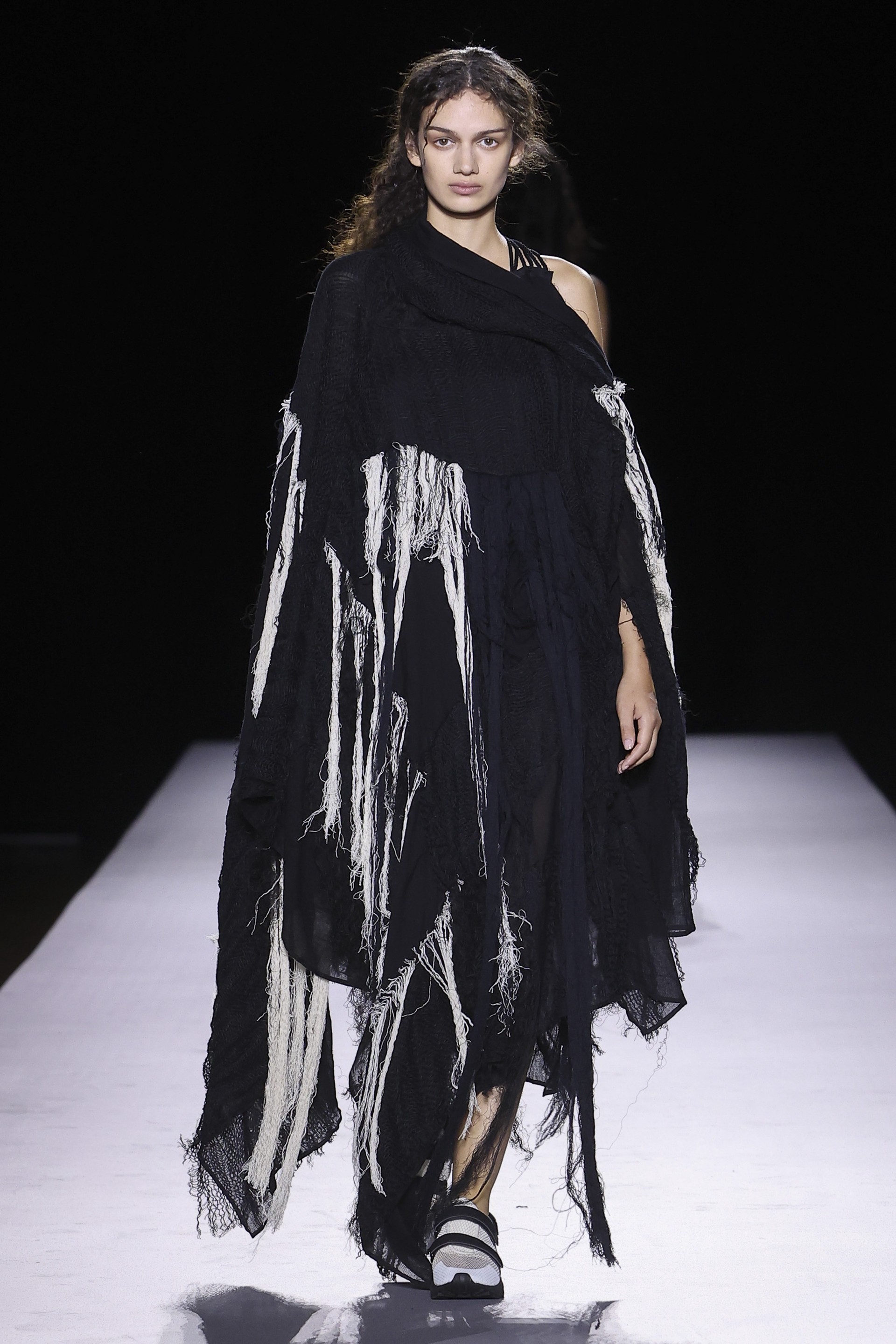Hinh anh Yohji Yamamoto Xuân Hè 2027: Về với vải và sợi nơi áo quần khởi sinh 30
