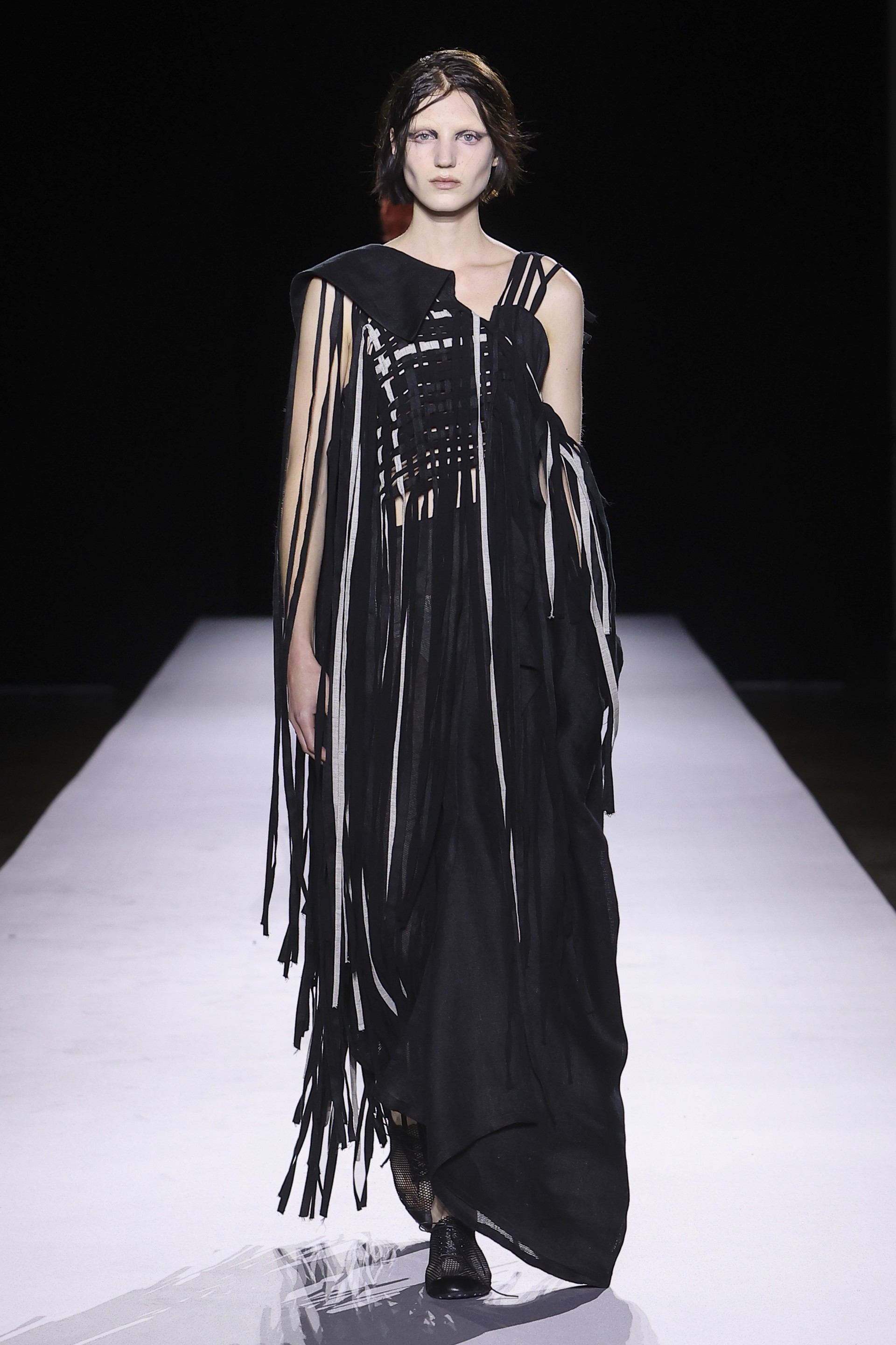 Hinh anh Yohji Yamamoto Xuân Hè 2027: Về với vải và sợi nơi áo quần khởi sinh 40