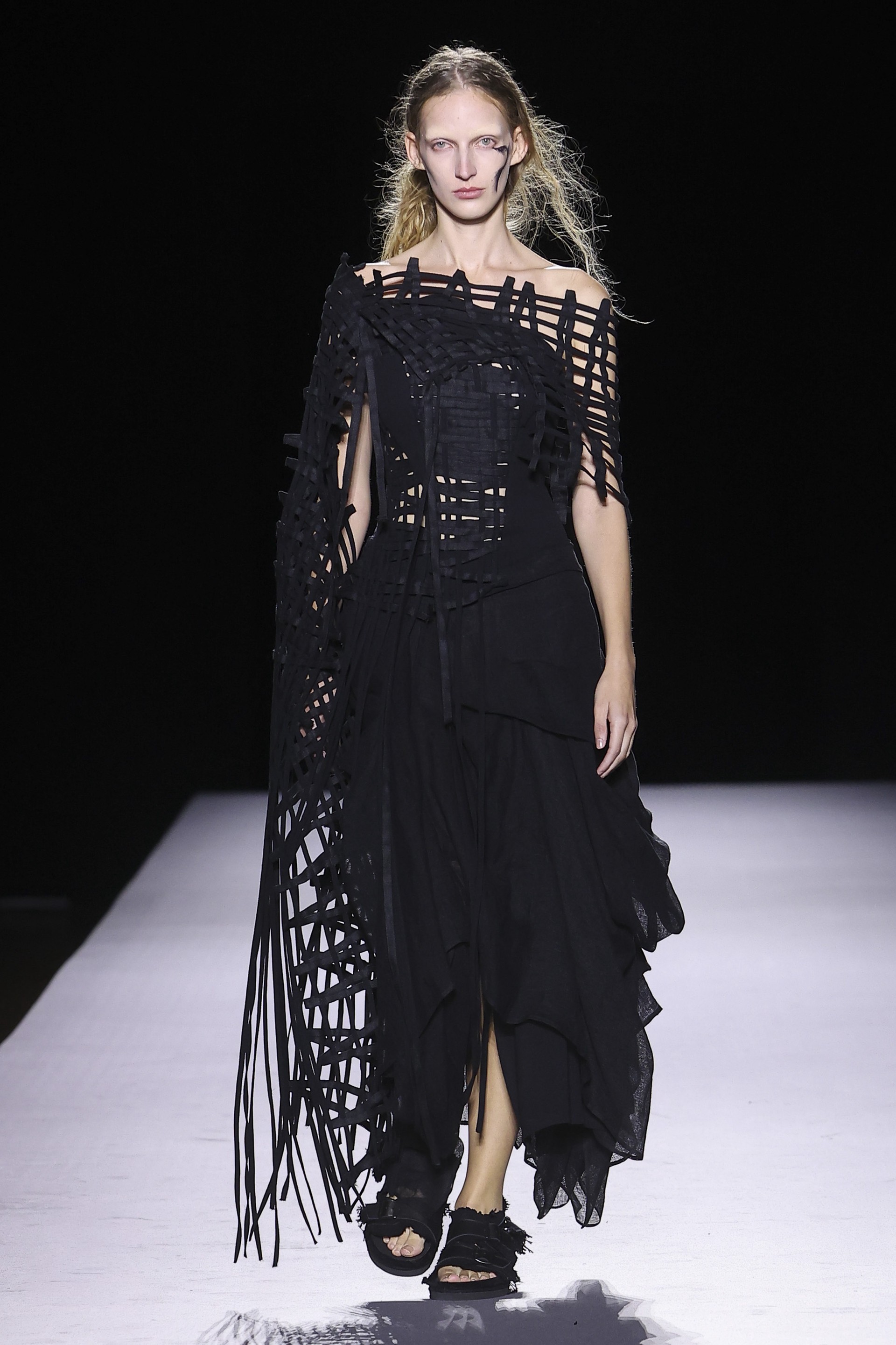 Hinh anh Yohji Yamamoto Xuân Hè 2027: Về với vải và sợi nơi áo quần khởi sinh 39
